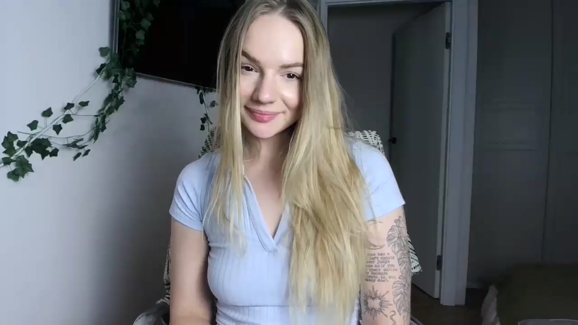 Gallery image thumbnail from Cute4ng3l's myfreecams stream on, 10/15/2024, 16:13 image 15 of 20