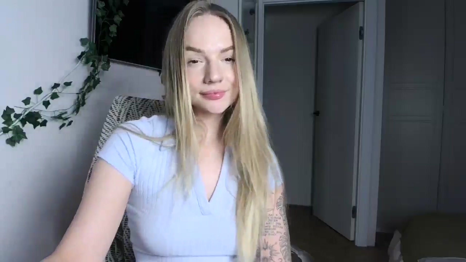Gallery image thumbnail from Cute4ng3l's myfreecams stream on, 10/15/2024, 16:13 image 16 of 20