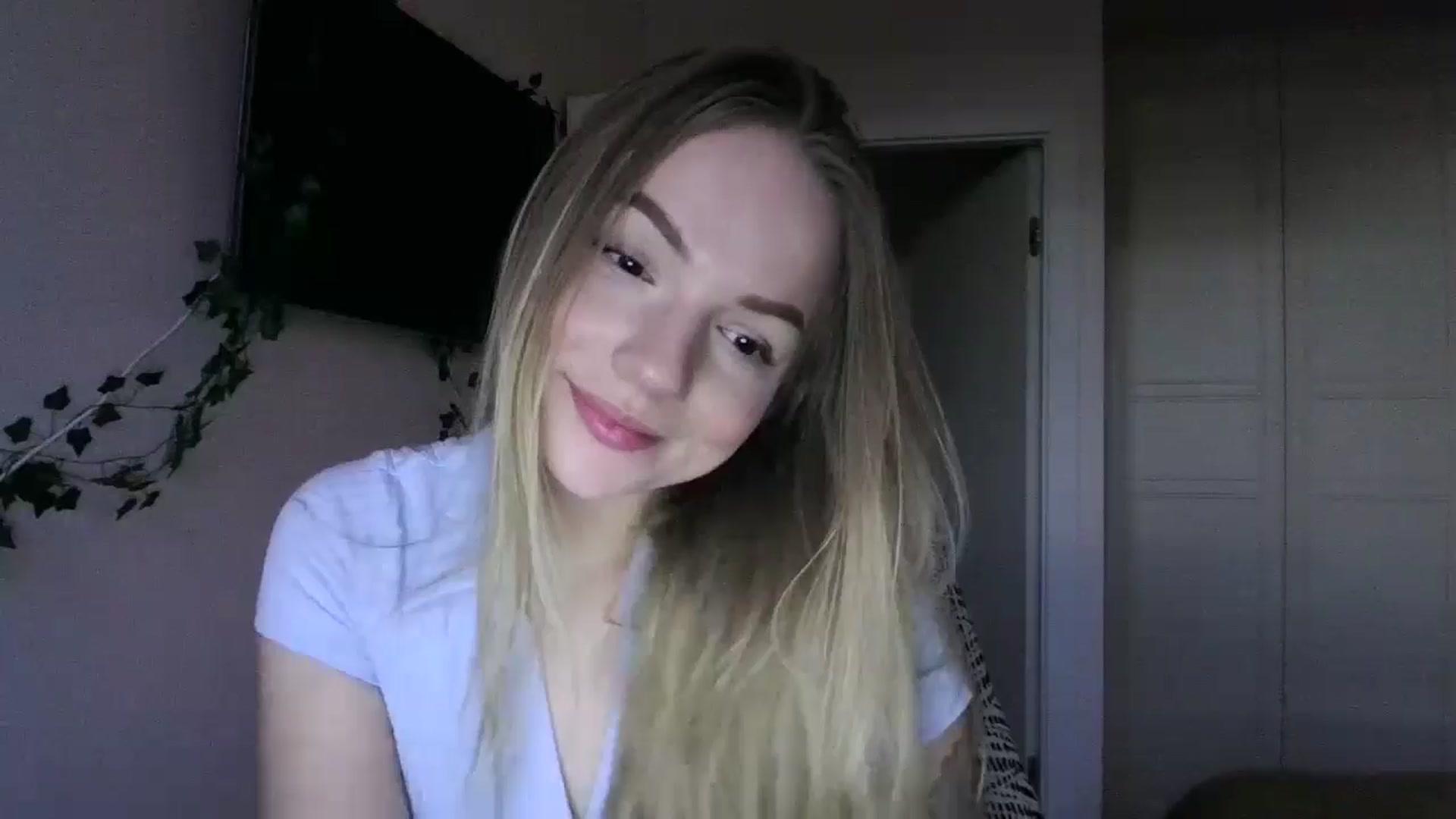 Gallery image thumbnail from Cute4ng3l's myfreecams stream on, 10/15/2024, 16:13 image 13 of 20