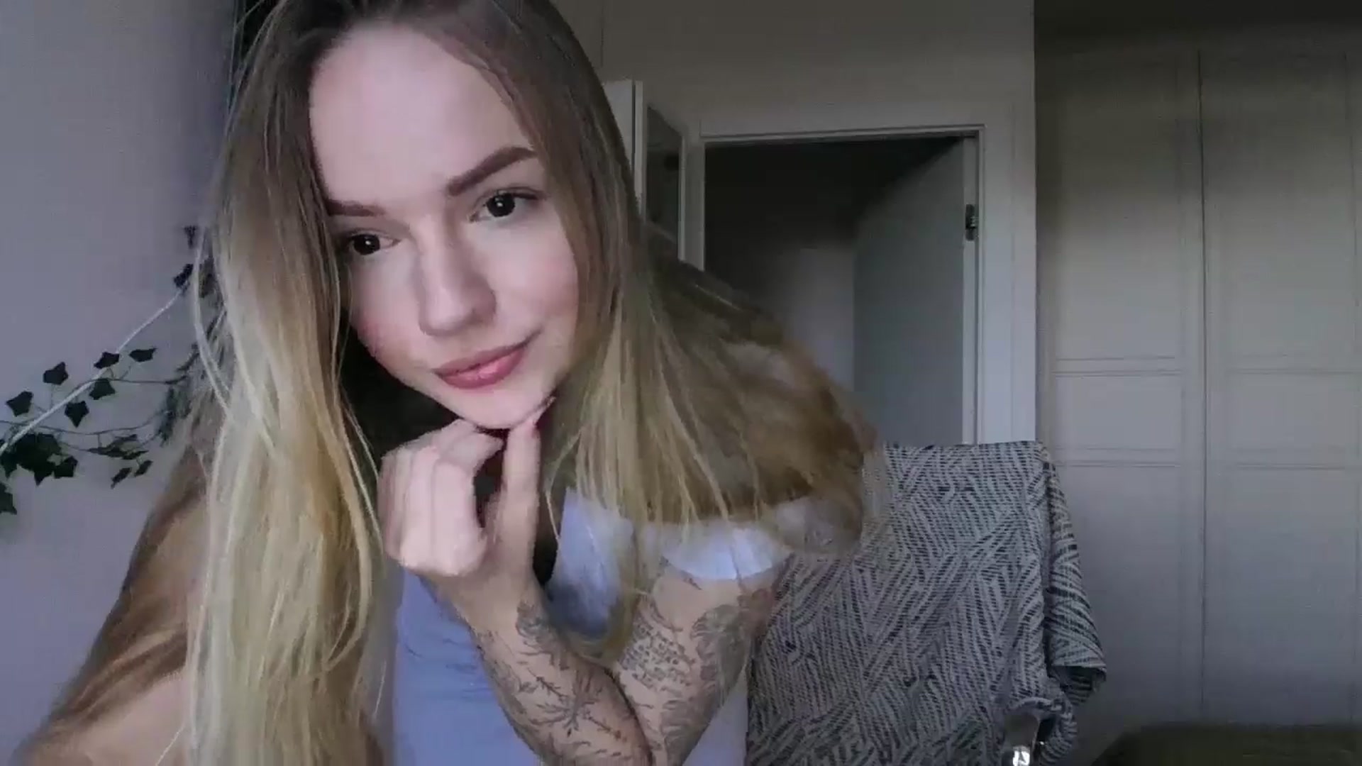 Gallery image thumbnail from Cute4ng3l's myfreecams stream on, 10/15/2024, 16:13 image 8 of 20