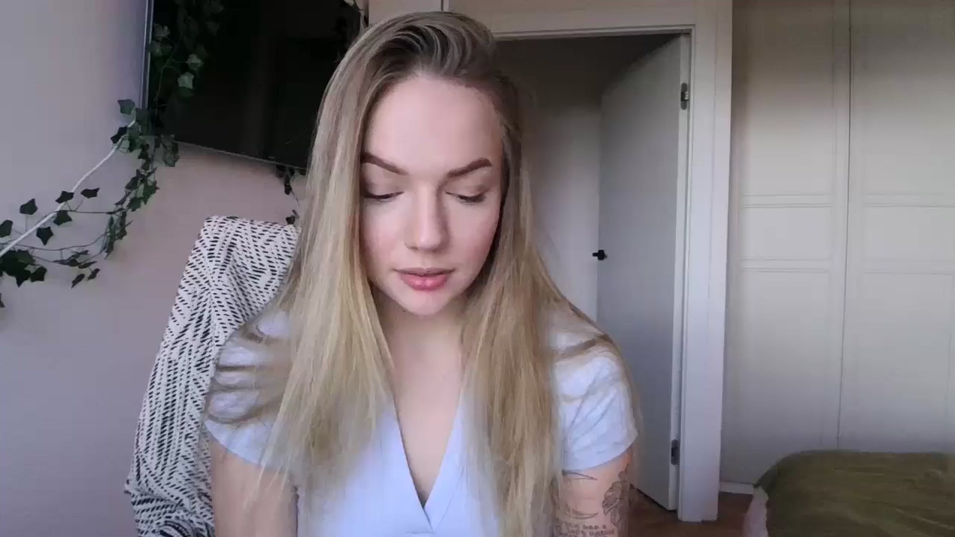 Gallery image thumbnail from Cute4ng3l's myfreecams stream on, 10/15/2024, 16:13 image 4 of 20