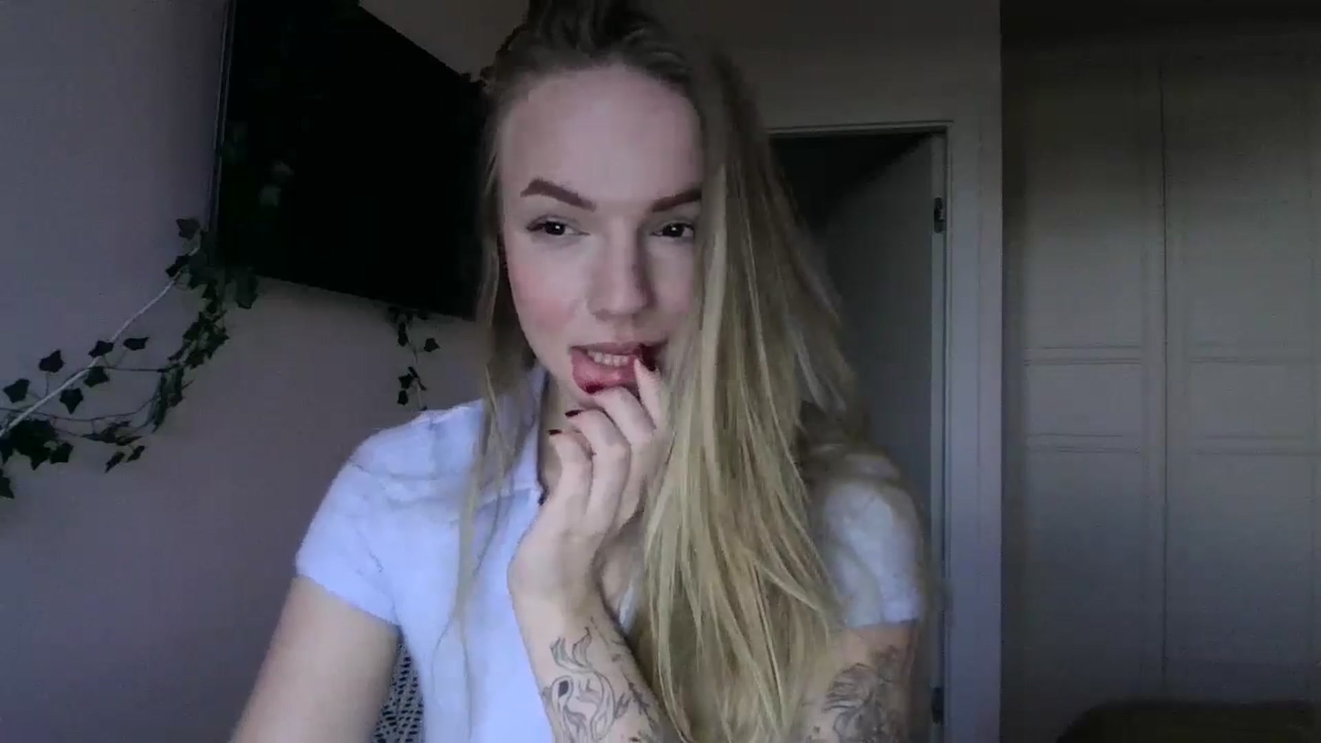 Gallery image thumbnail from Cute4ng3l's myfreecams stream on, 10/15/2024, 16:13 image 11 of 20