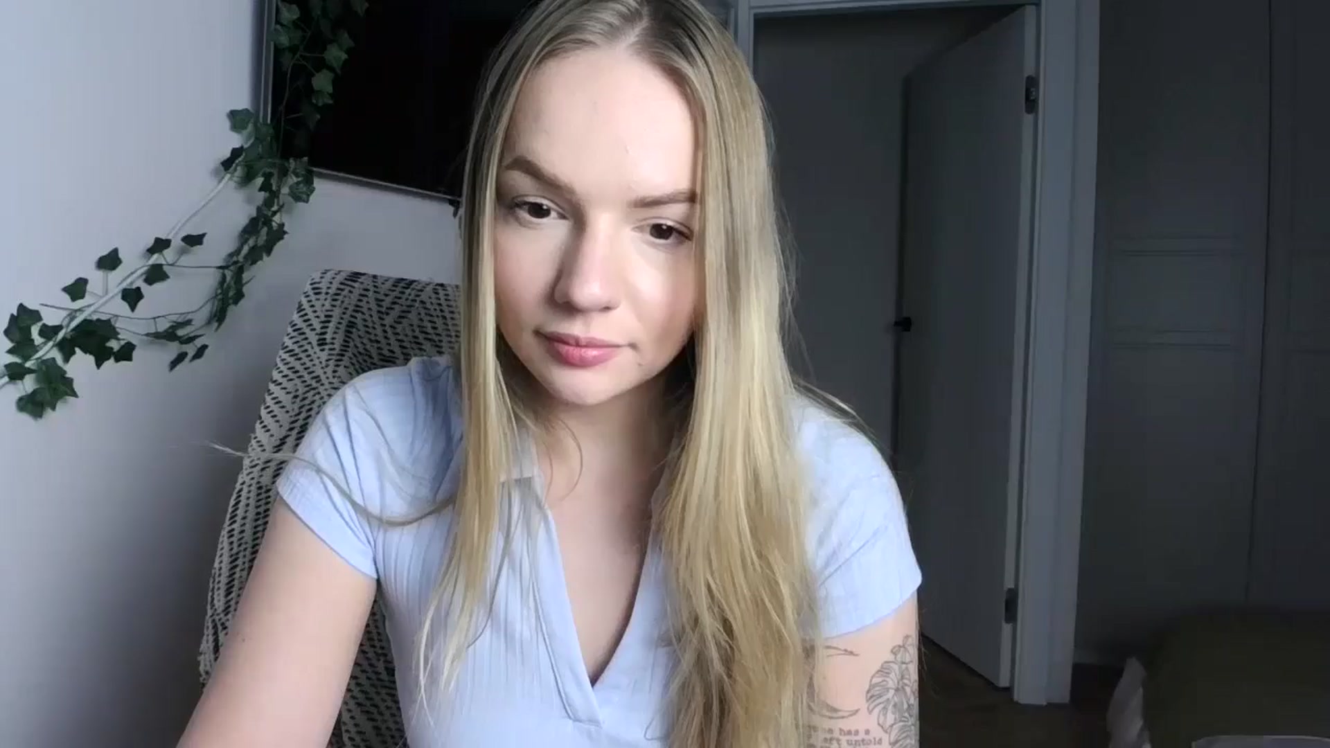 Gallery image thumbnail from Cute4ng3l's myfreecams stream on, 10/15/2024, 16:13 image 17 of 20