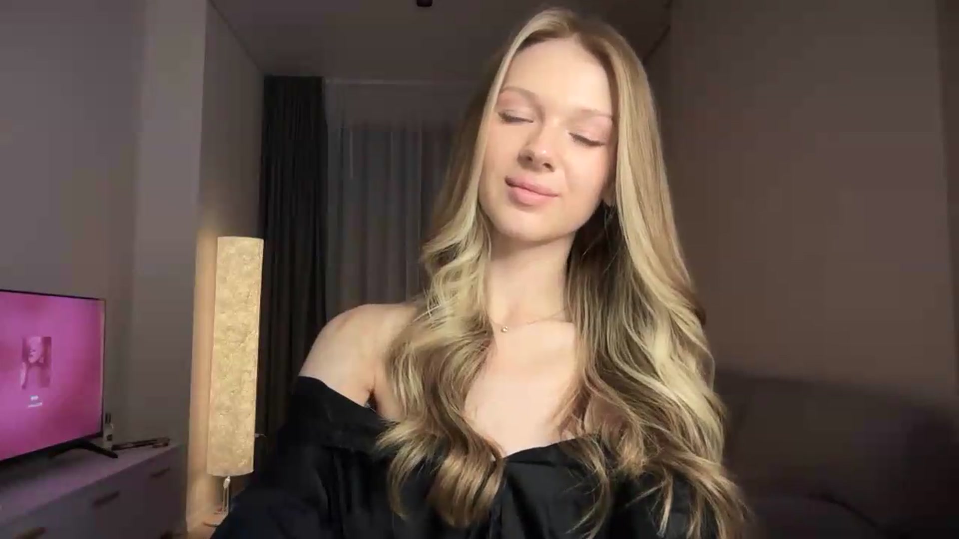 Gallery image thumbnail from CuteBlonde's myfreecams stream on, 08/19/2026, 20:58 image 18 of 20