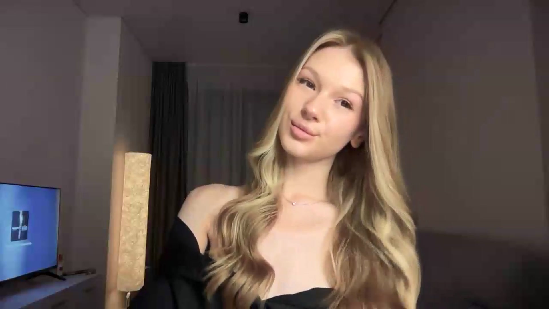 Gallery image thumbnail from CuteBlonde's myfreecams stream on, 08/19/2026, 20:58 image 10 of 20