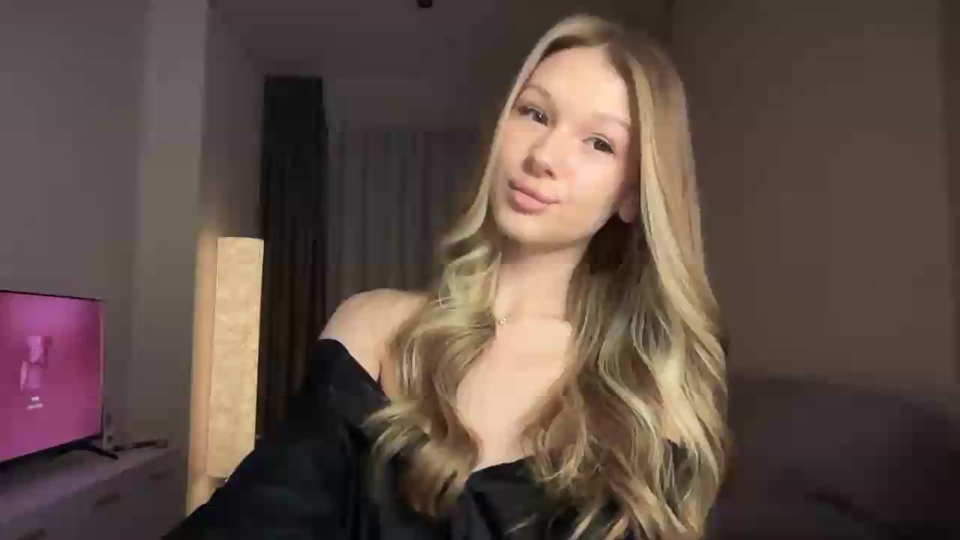 Gallery image thumbnail from CuteBlonde's myfreecams stream on, 08/19/2026, 20:58 image 19 of 20