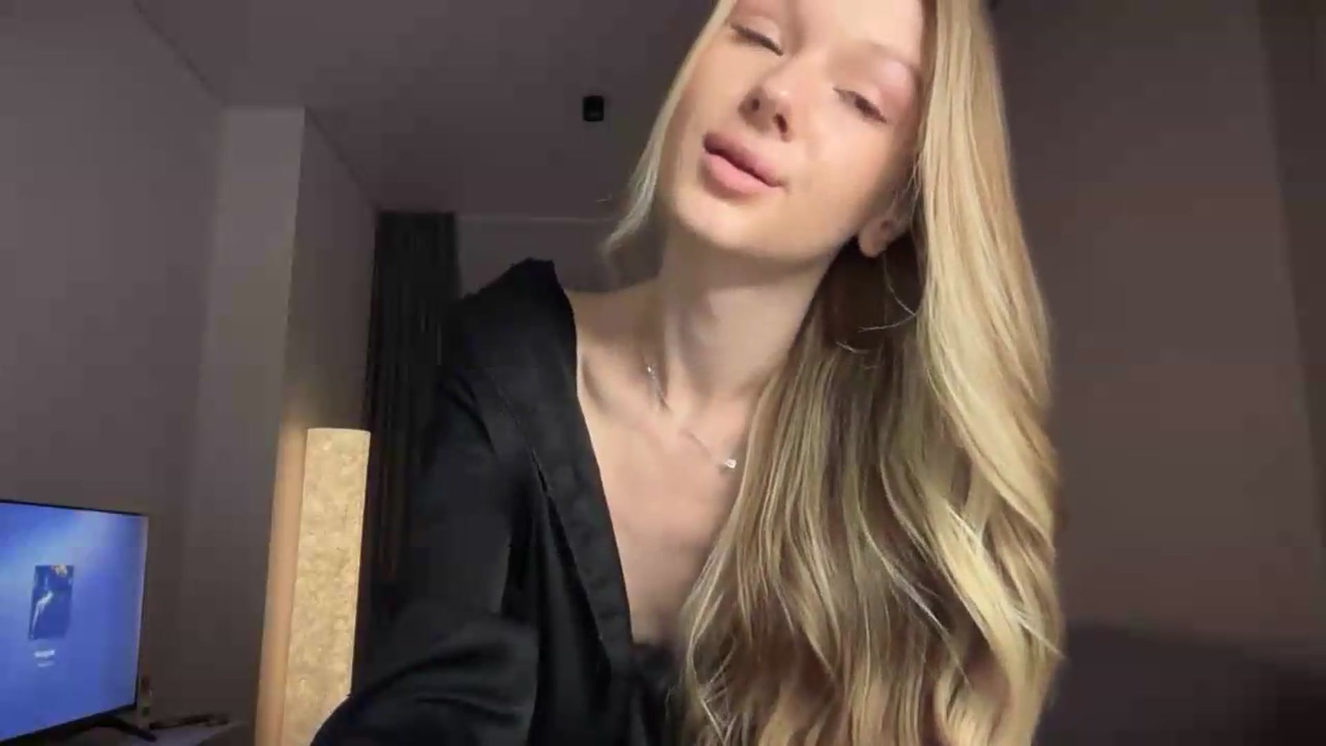 Gallery image thumbnail from CuteBlonde's myfreecams stream on, 08/19/2026, 22:03 image 4 of 20