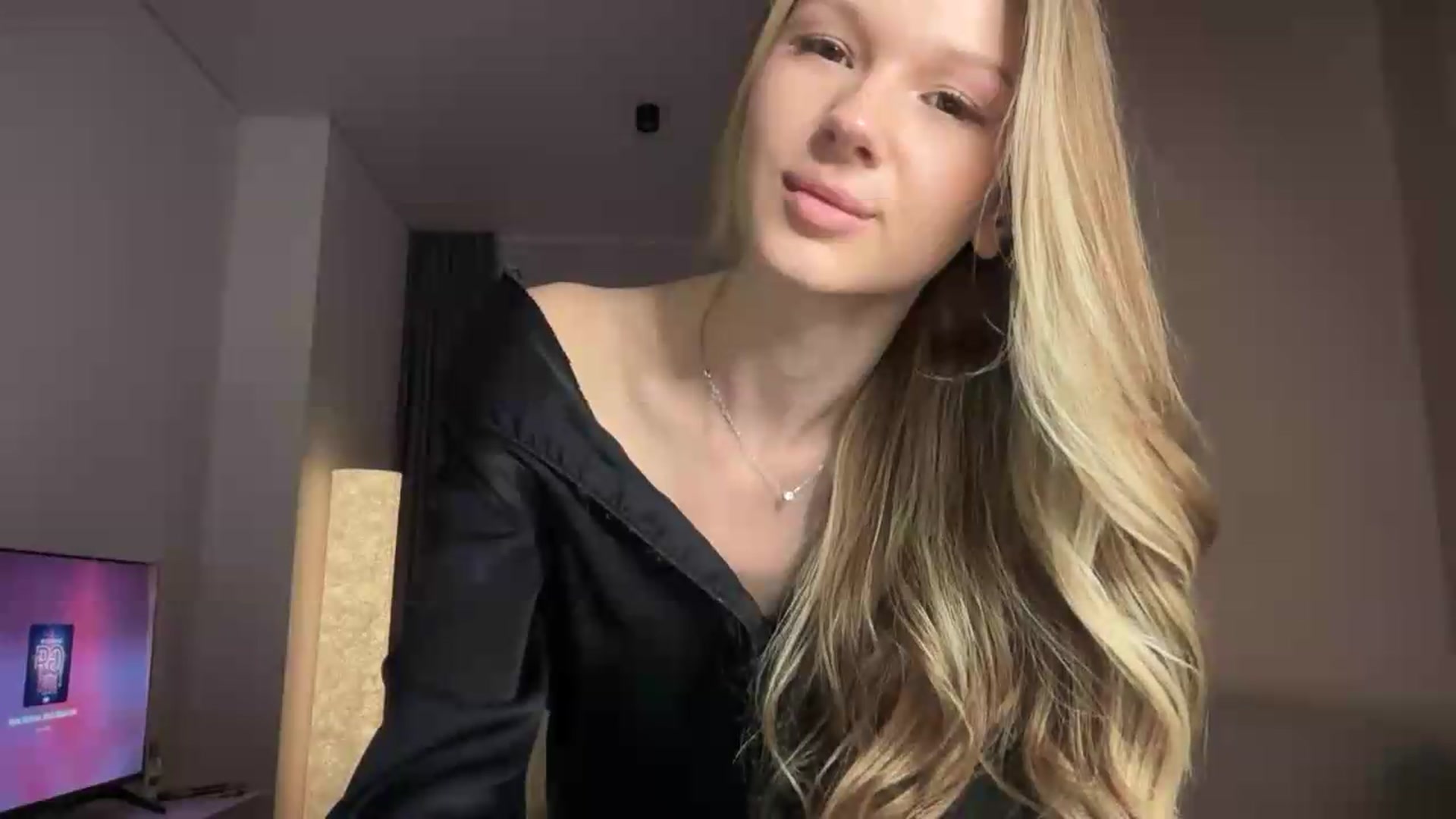 Gallery image thumbnail from CuteBlonde's myfreecams stream on, 08/19/2026, 22:03 image 3 of 20