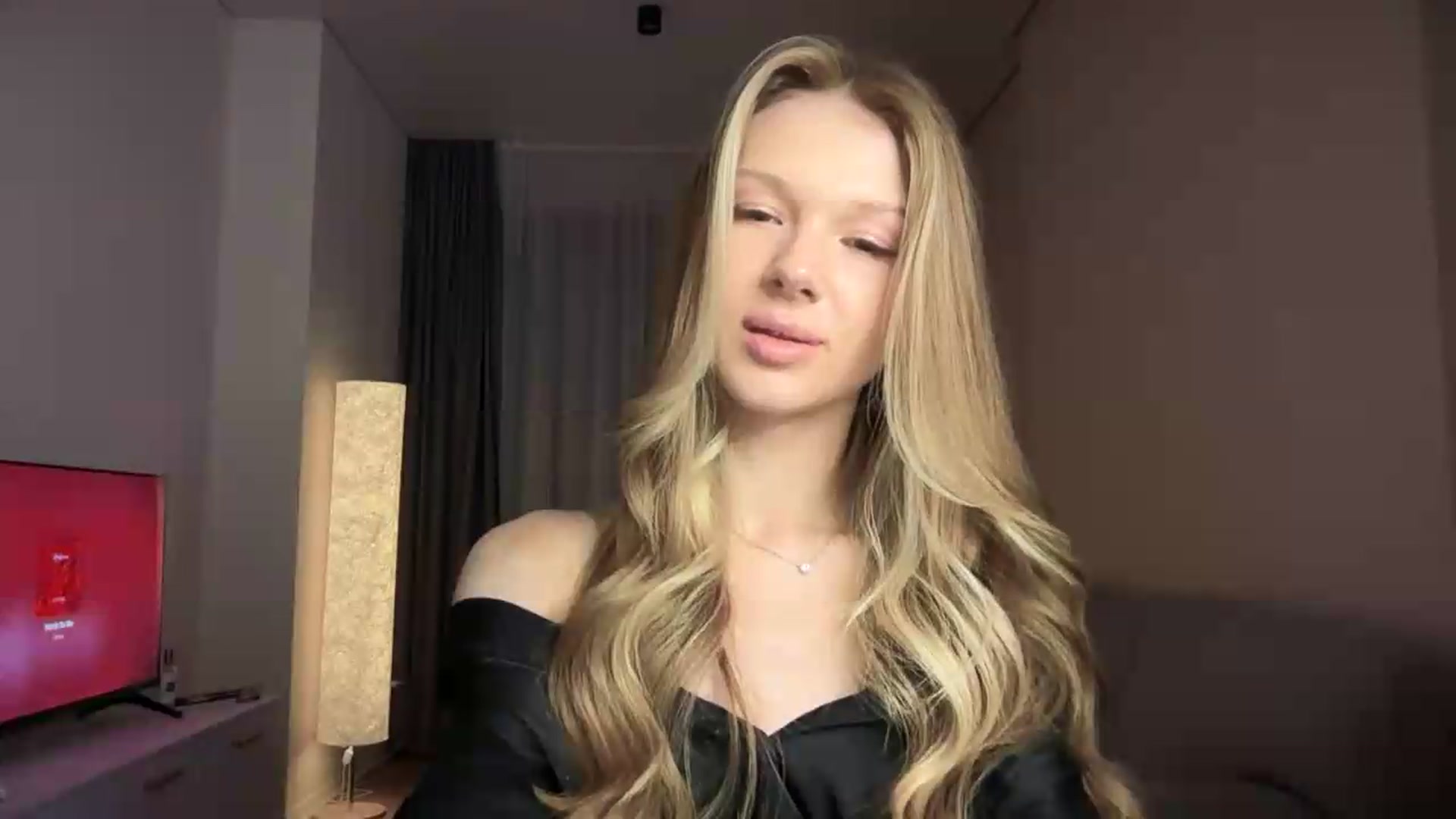 Gallery image thumbnail from CuteBlonde's myfreecams stream on, 08/19/2026, 22:03 image 17 of 20