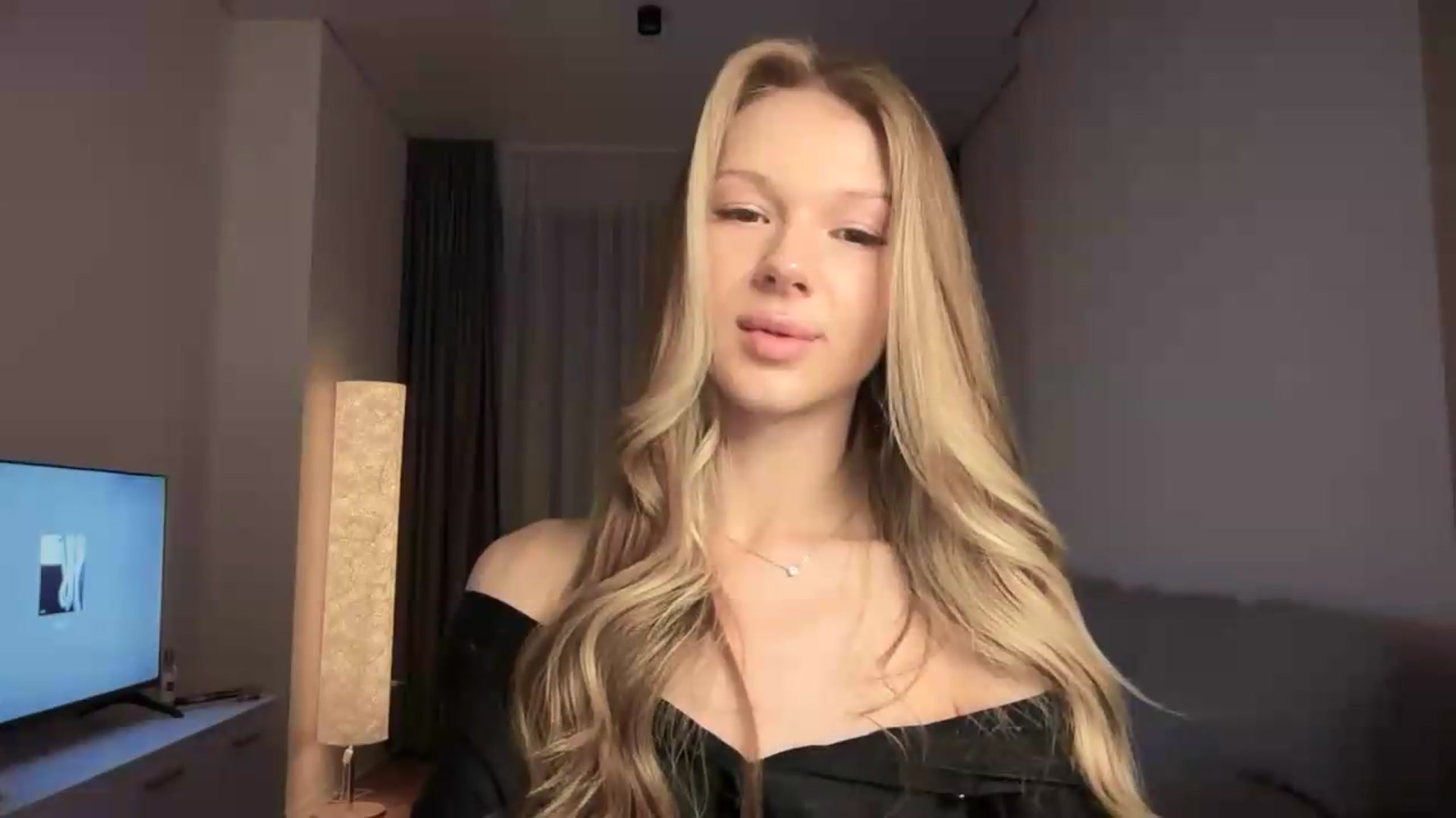 Gallery image thumbnail from CuteBlonde's myfreecams stream on, 08/19/2026, 22:03 image 19 of 20