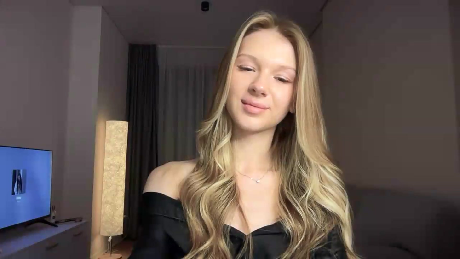 Gallery image thumbnail from CuteBlonde's myfreecams stream on, 08/19/2026, 22:03 image 18 of 20