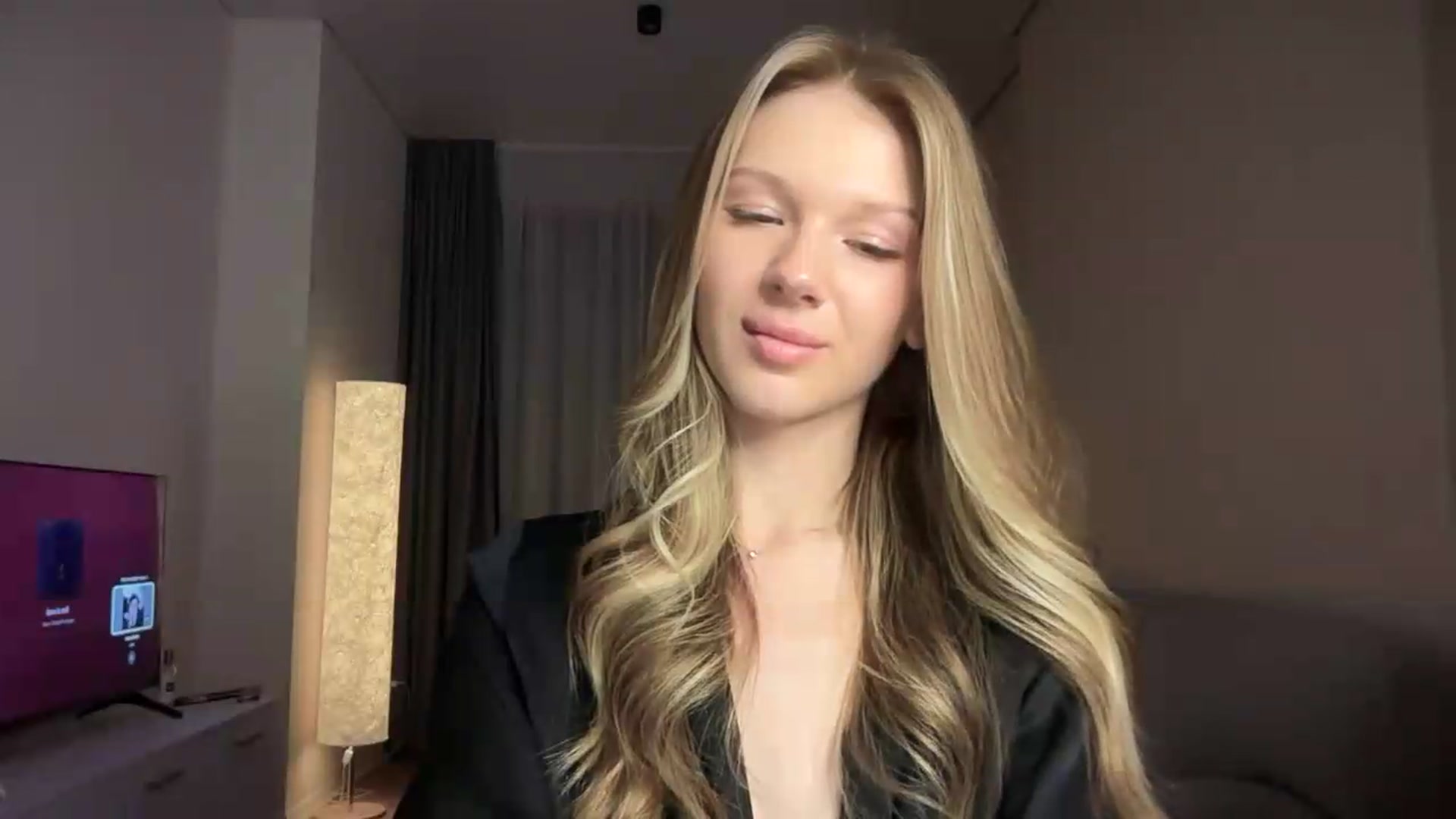 Gallery image thumbnail from CuteBlonde's myfreecams stream on, 08/19/2026, 23:33 image 18 of 20