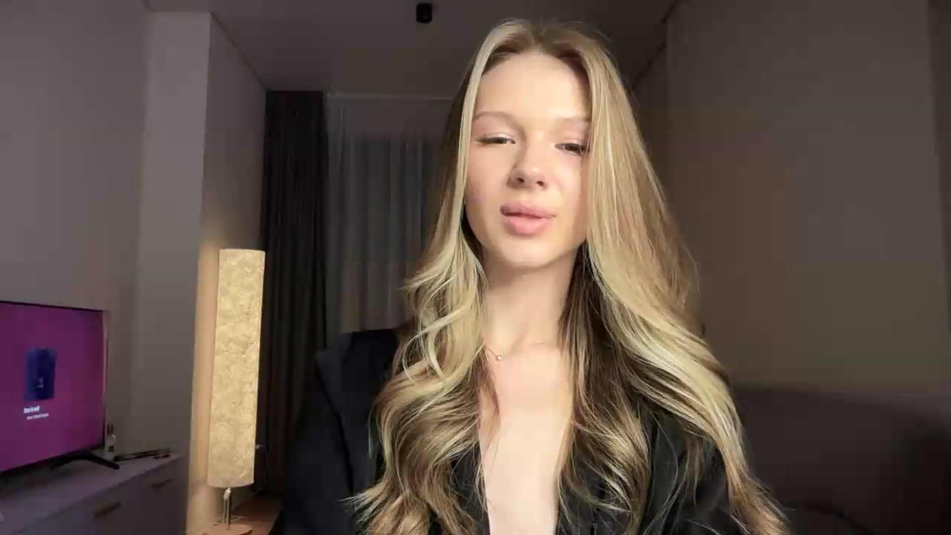 Gallery image thumbnail from CuteBlonde's myfreecams stream on, 08/19/2026, 23:33 image 17 of 20