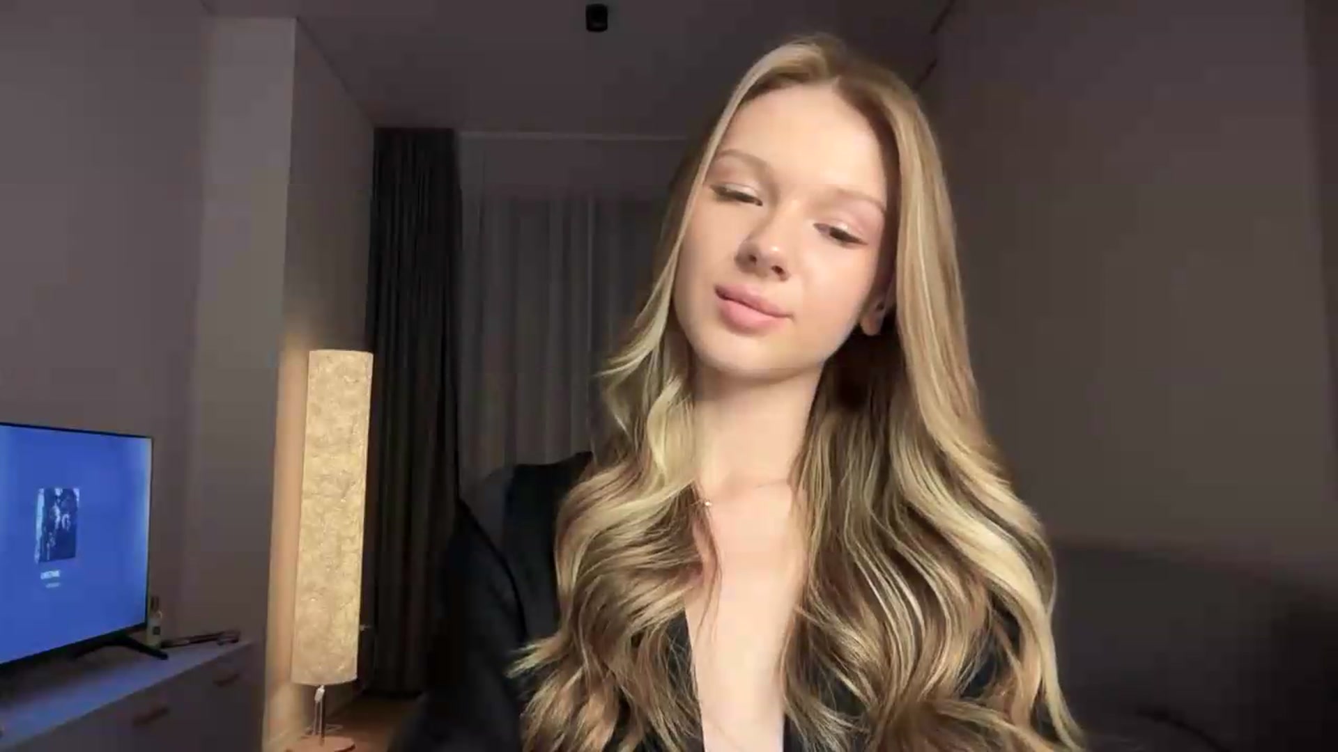 Gallery image thumbnail from CuteBlonde's myfreecams stream on, 08/19/2026, 23:33 image 12 of 20