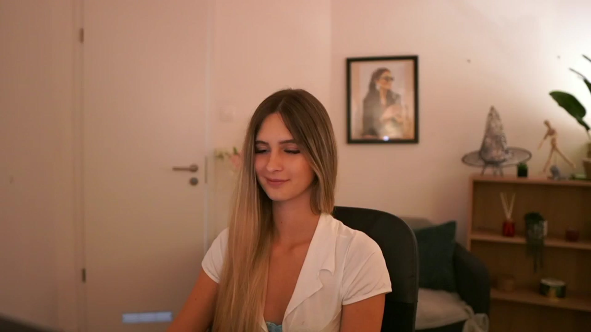 Gallery image thumbnail from CuteGirl_18's myfreecams stream on, 11/08/2024, 16:25 image 2 of 20