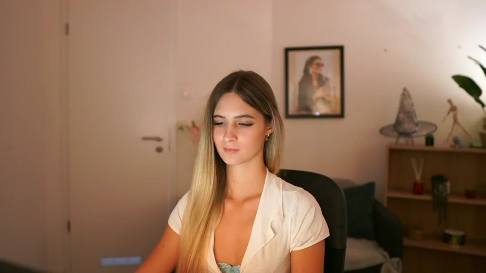 Gallery image thumbnail from CuteGirl_18's myfreecams stream on, 11/08/2024, 16:25 image 10 of 20