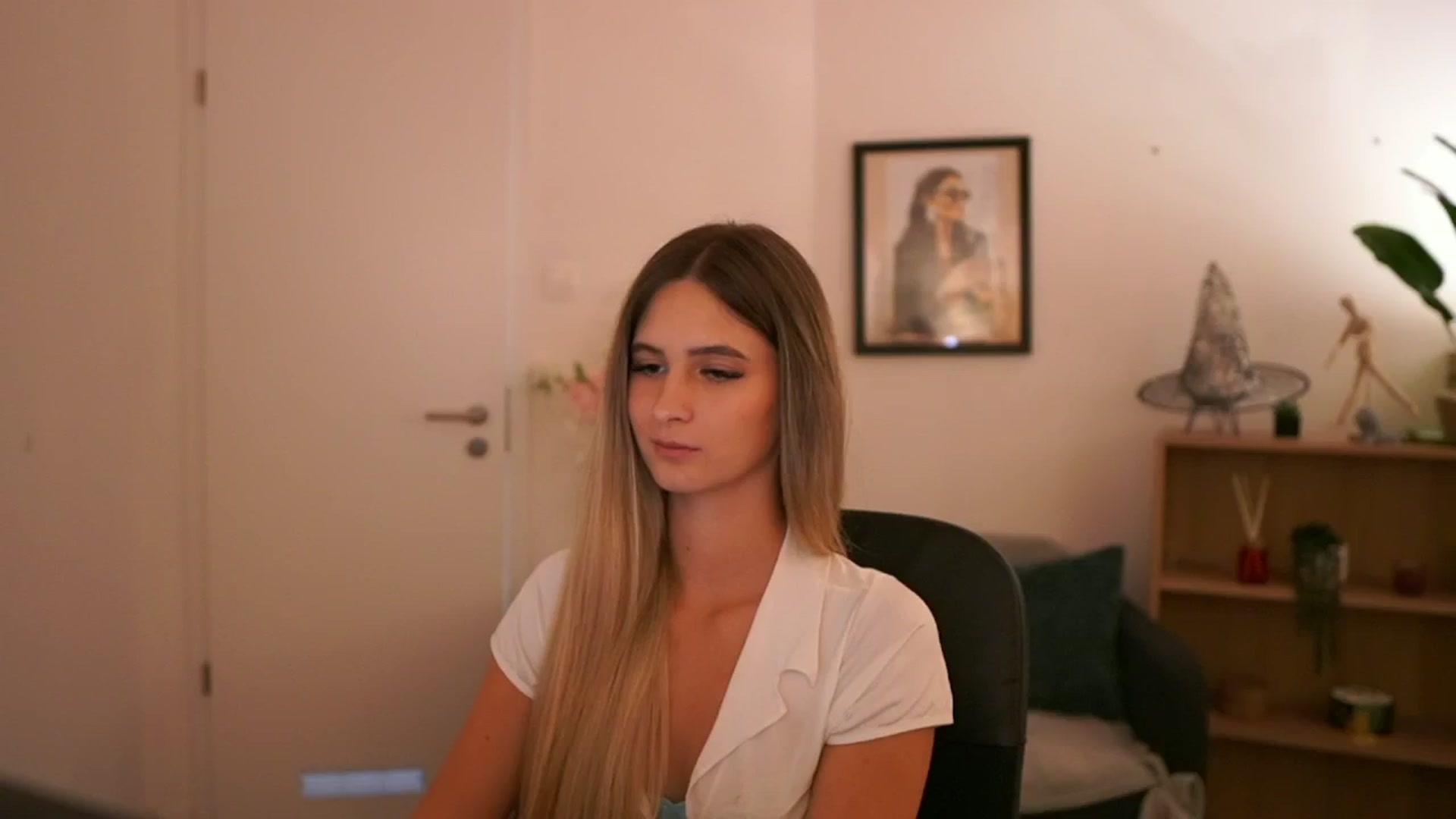 Gallery image thumbnail from CuteGirl_18's myfreecams stream on, 11/08/2024, 16:25 image 4 of 20