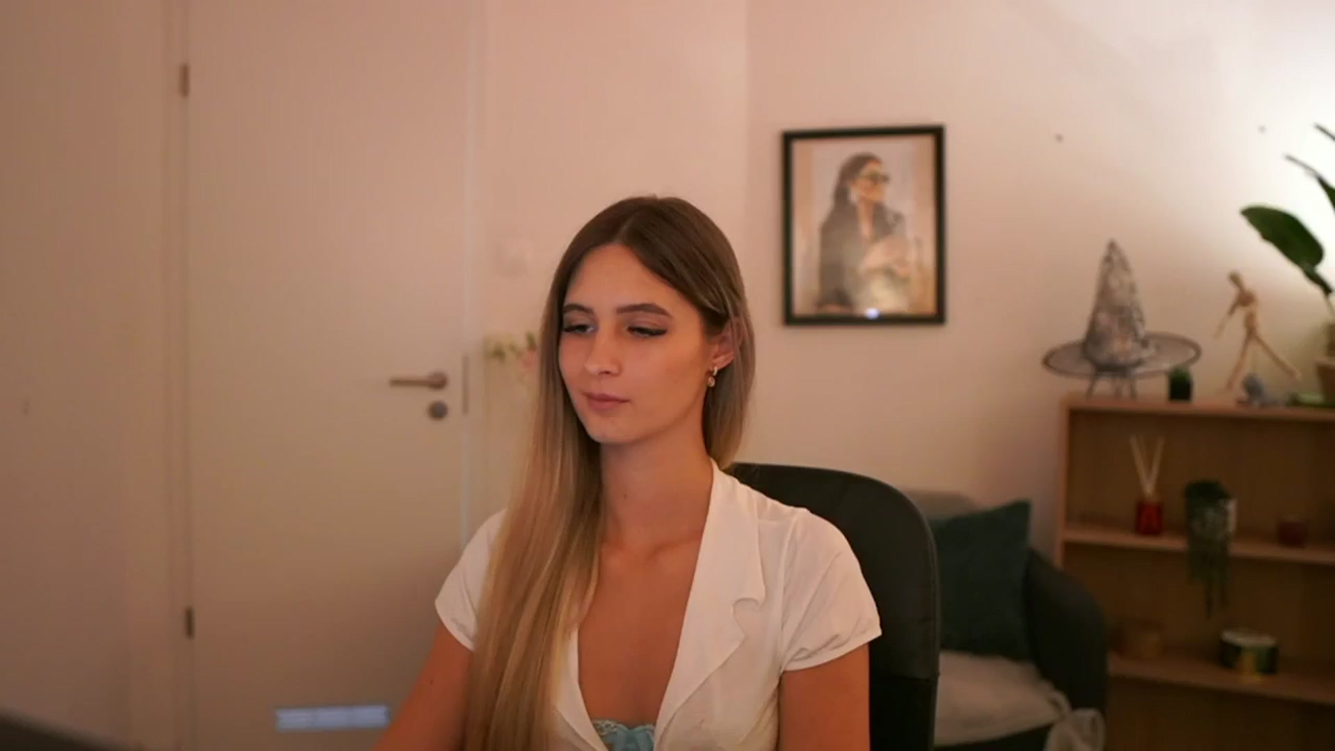 Gallery image thumbnail from CuteGirl_18's myfreecams stream on, 11/08/2024, 16:25 image 9 of 20