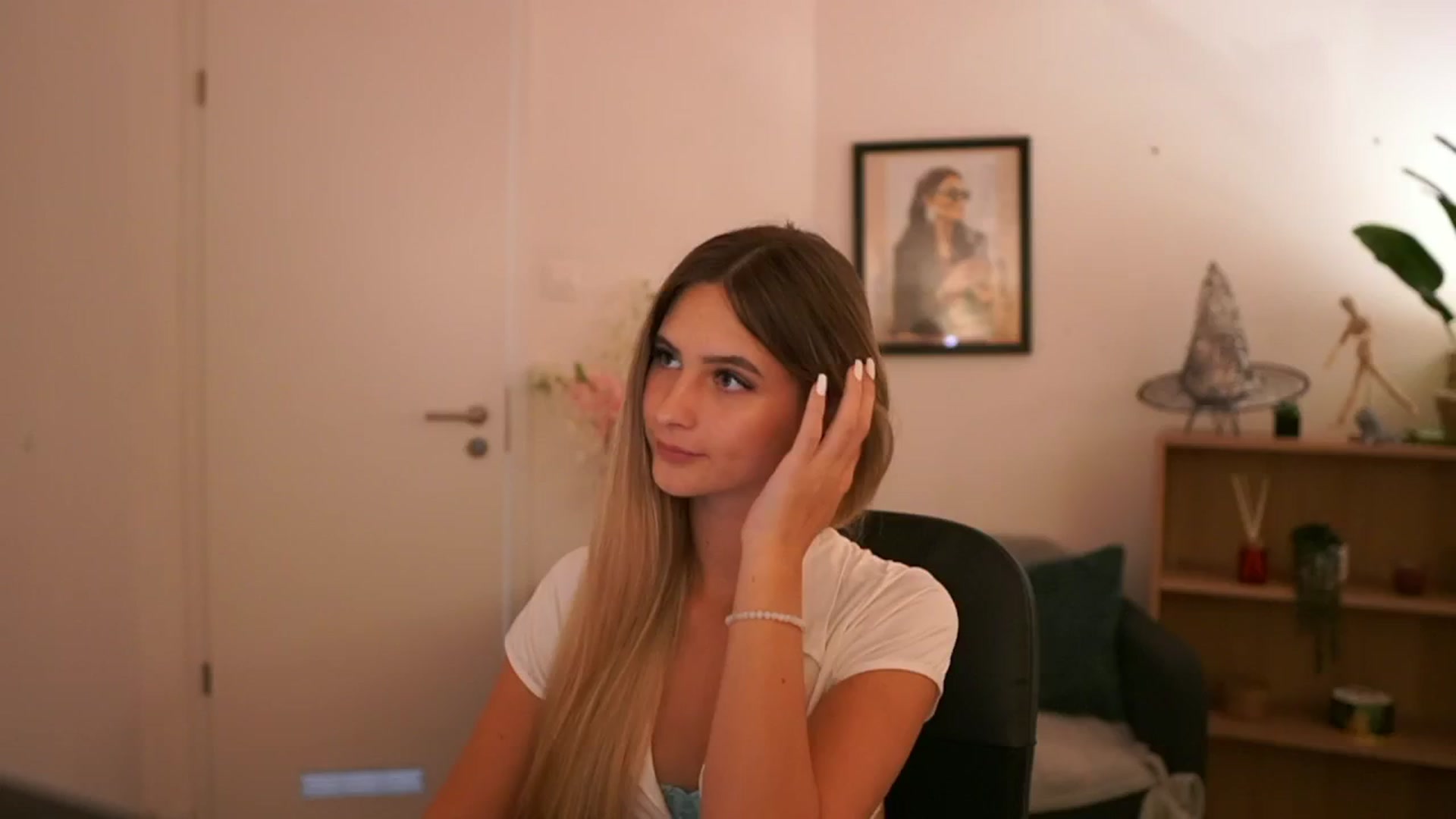 Gallery image thumbnail from CuteGirl_18's myfreecams stream on, 11/08/2024, 16:25 image 1 of 20