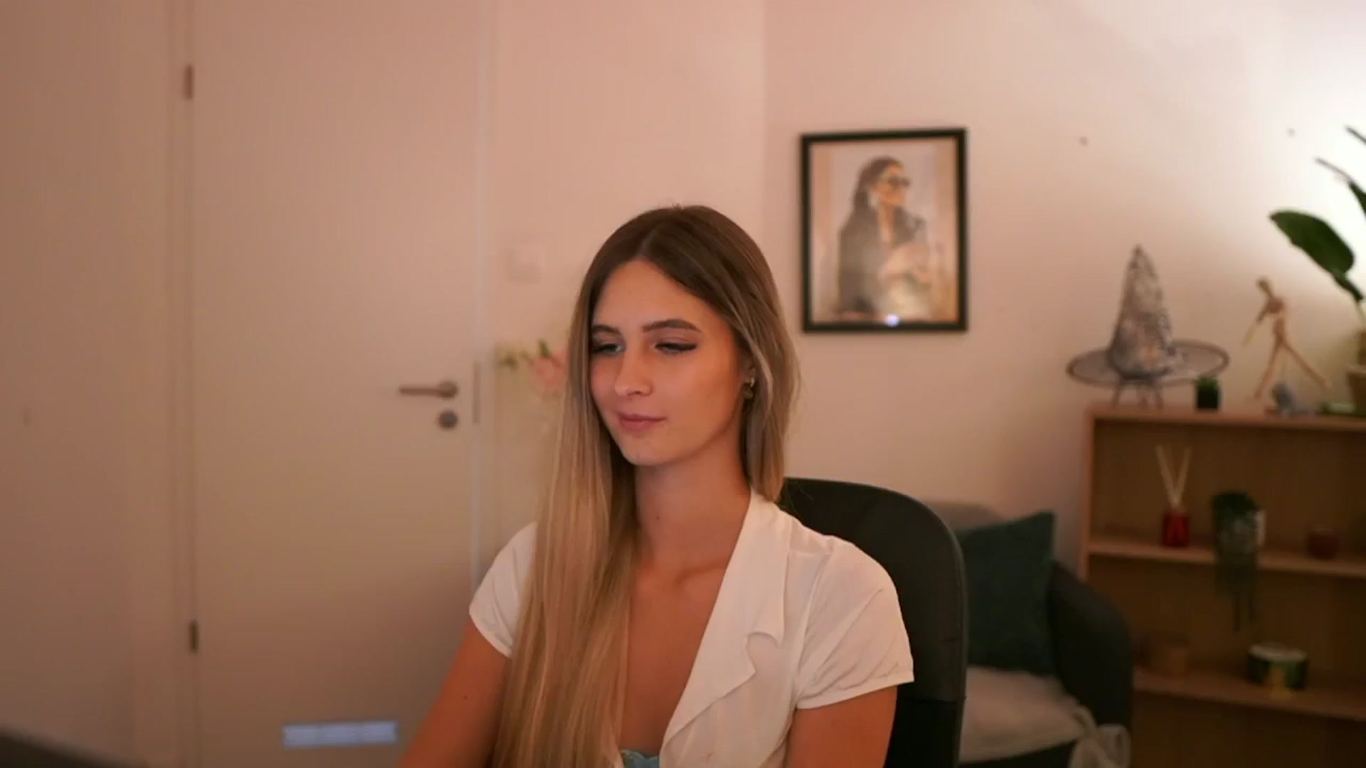 Gallery image thumbnail from CuteGirl_18's myfreecams stream on, 11/08/2024, 16:25 image 3 of 20