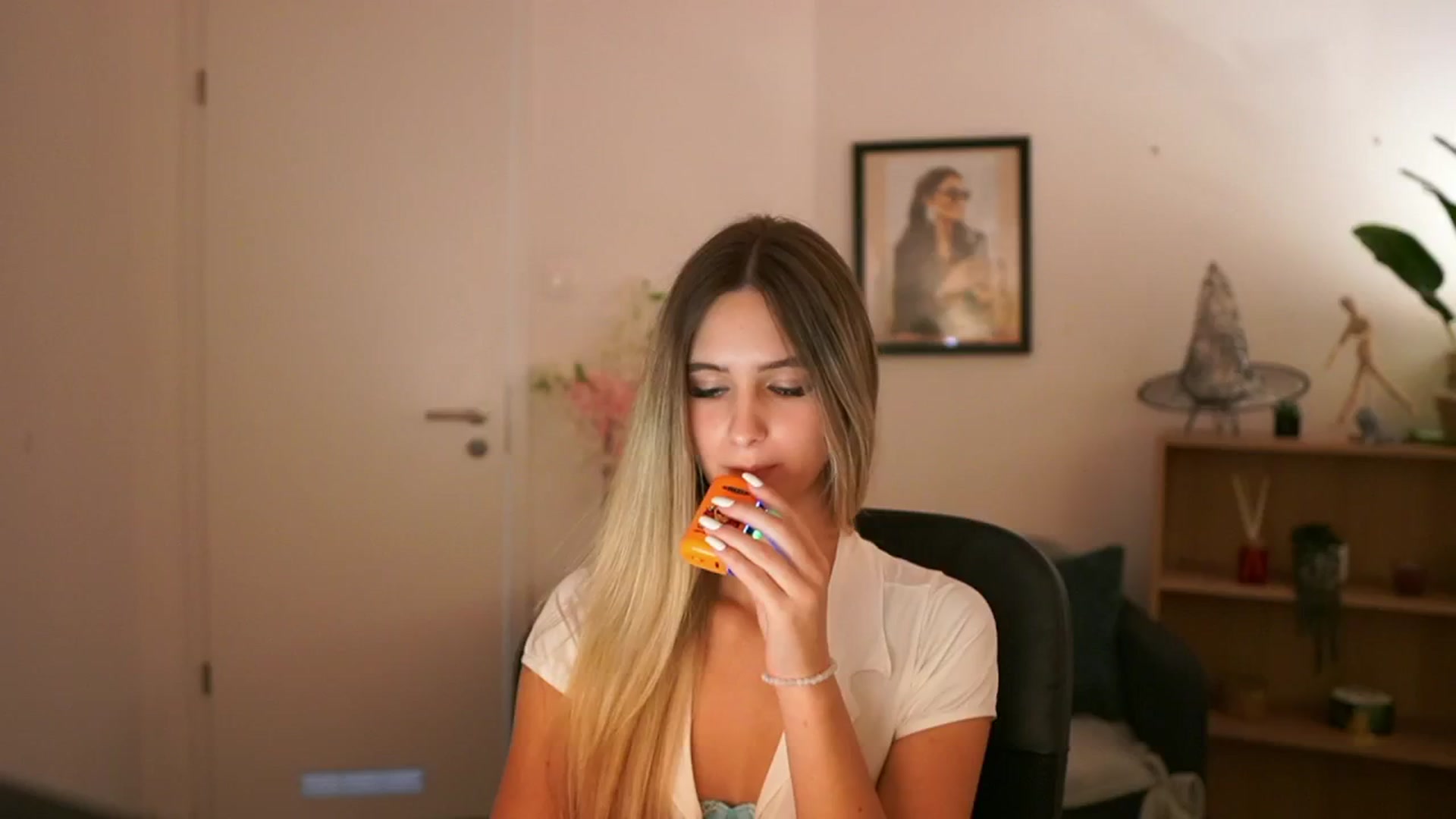 Gallery image thumbnail from CuteGirl_18's myfreecams stream on, 11/08/2024, 16:49 image 6 of 20