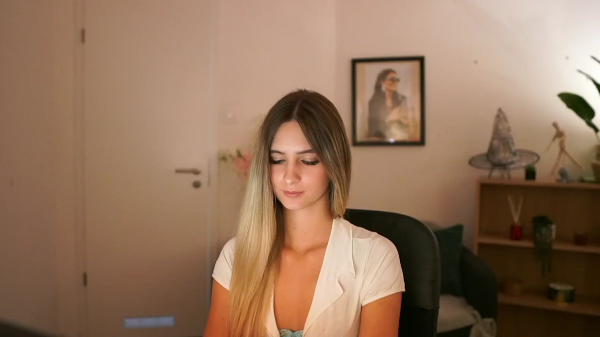 Gallery image thumbnail from CuteGirl_18's myfreecams stream on, 11/08/2024, 16:49 image 7 of 20