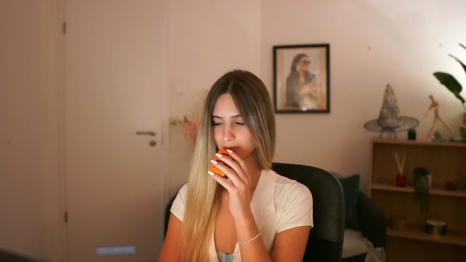 Gallery image thumbnail from CuteGirl_18's myfreecams stream on, 11/08/2024, 16:49 image 9 of 20