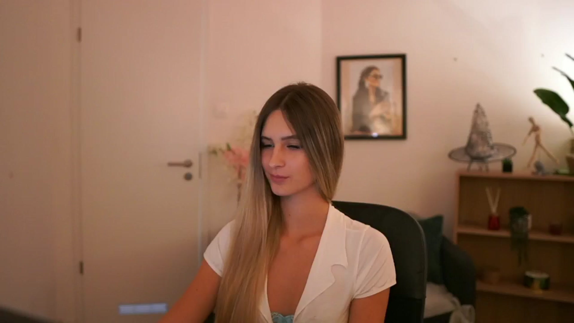 Gallery image thumbnail from CuteGirl_18's myfreecams stream on, 11/08/2024, 16:49 image 13 of 20