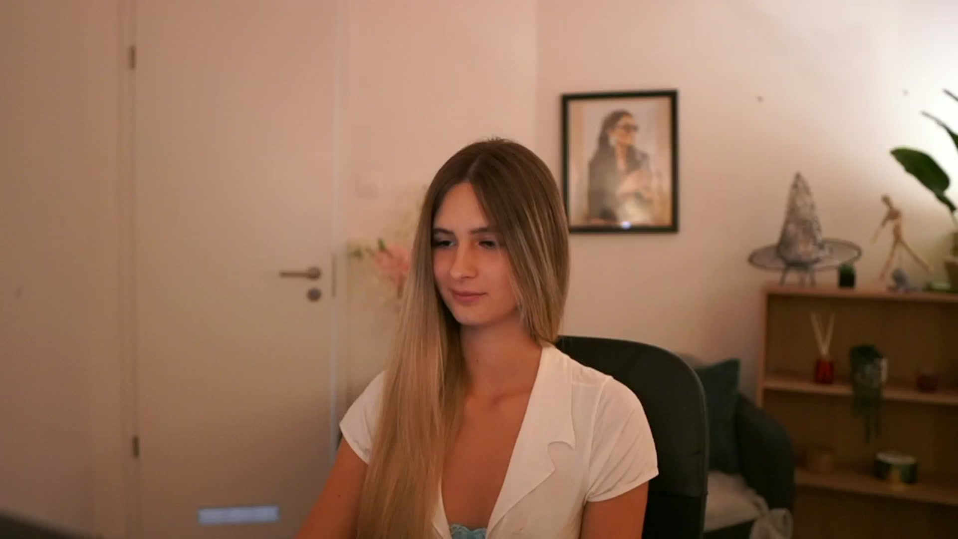Gallery image thumbnail from CuteGirl_18's myfreecams stream on, 11/08/2024, 16:49 image 16 of 20