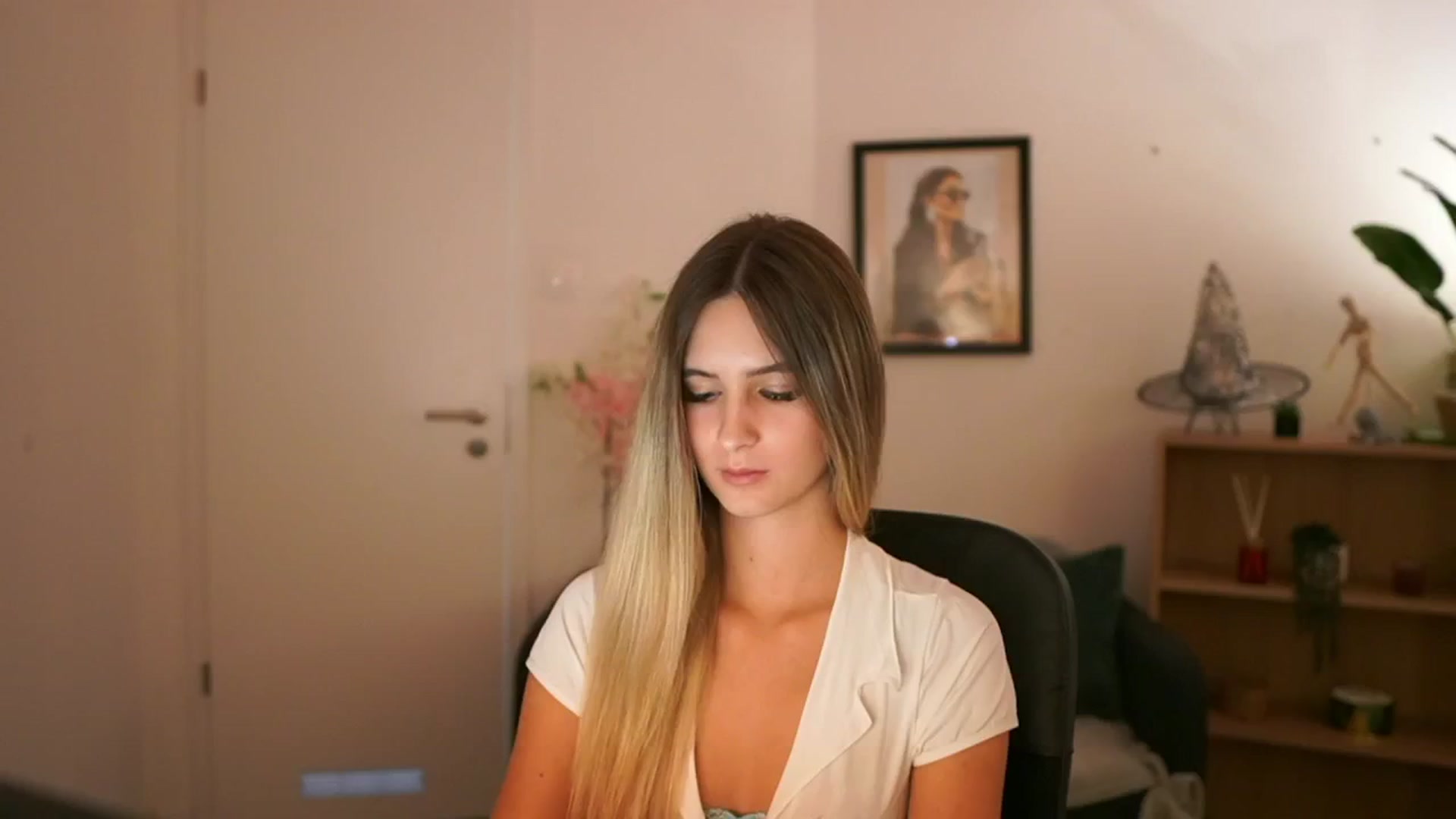 Gallery image thumbnail from CuteGirl_18's myfreecams stream on, 11/08/2024, 16:49 image 10 of 20