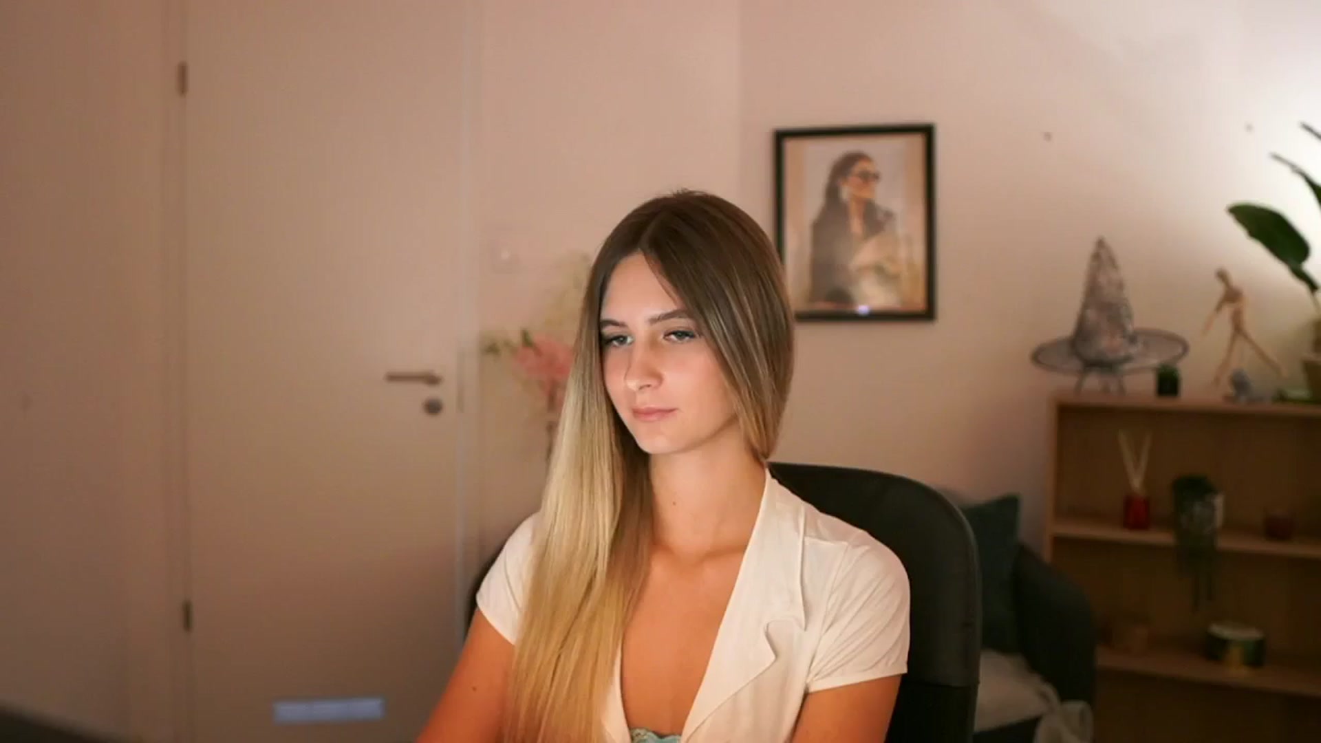 Gallery image thumbnail from CuteGirl_18's myfreecams stream on, 11/08/2024, 16:49 image 12 of 20