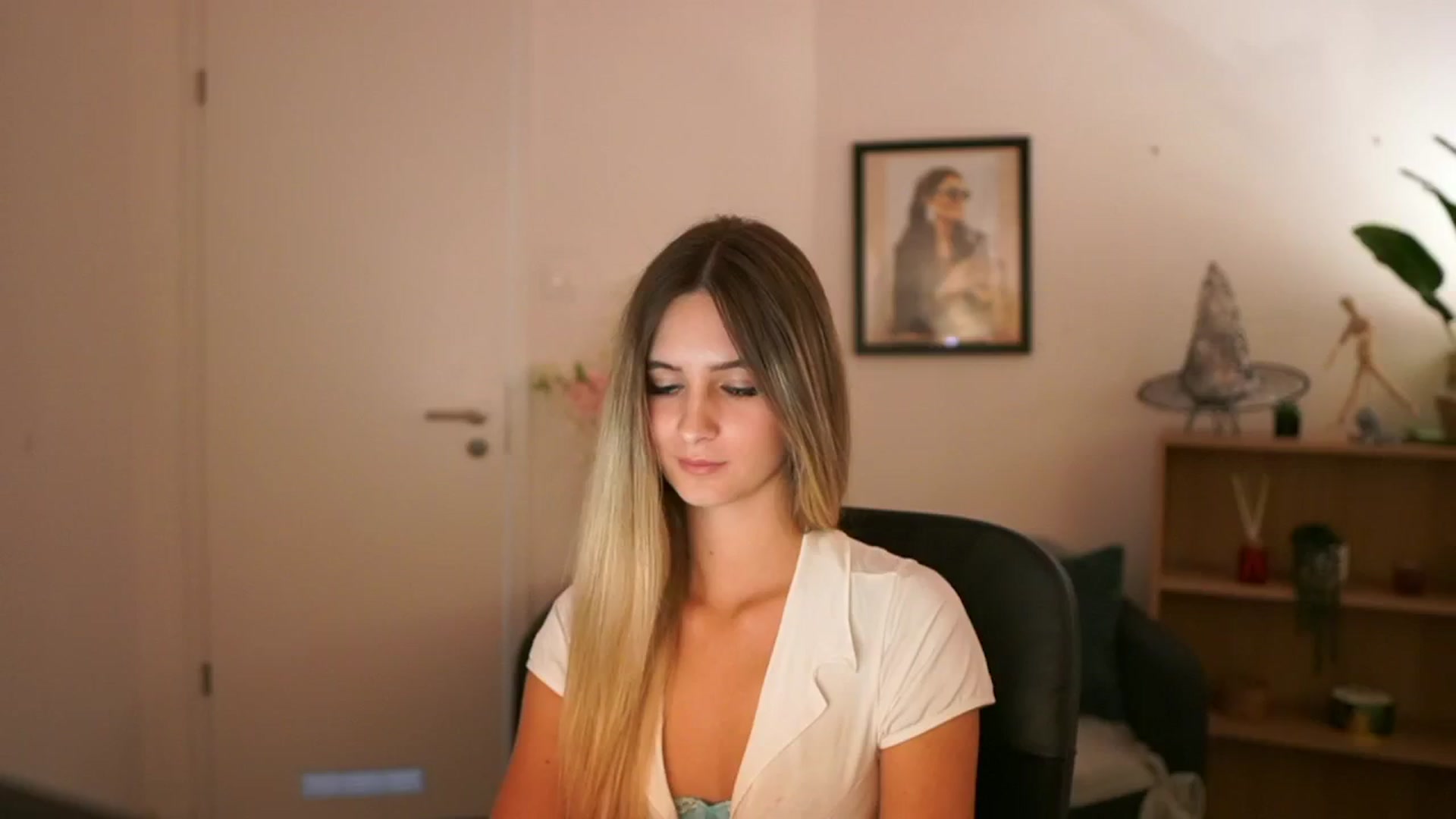 Gallery image thumbnail from CuteGirl_18's myfreecams stream on, 11/08/2024, 16:49 image 8 of 20