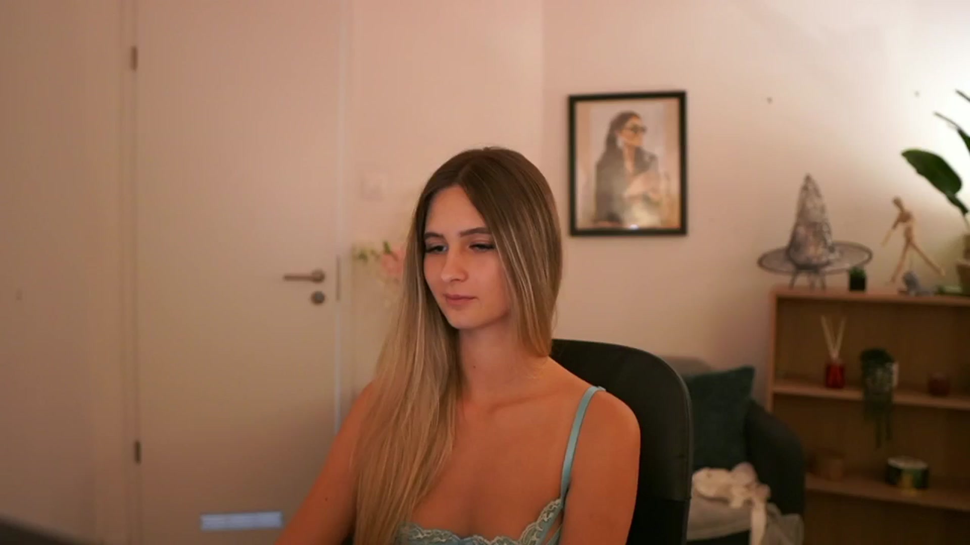 Gallery image thumbnail from CuteGirl_18's myfreecams stream on, 11/08/2024, 18:14 image 15 of 20