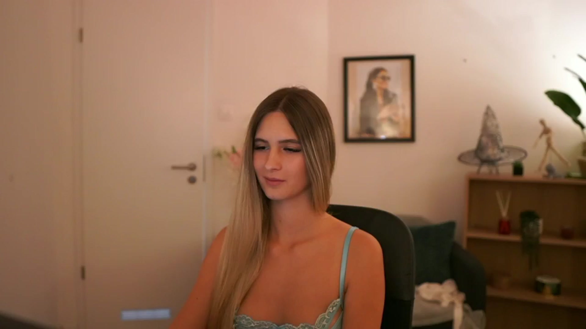 Gallery image thumbnail from CuteGirl_18's myfreecams stream on, 11/08/2024, 18:14 image 7 of 20