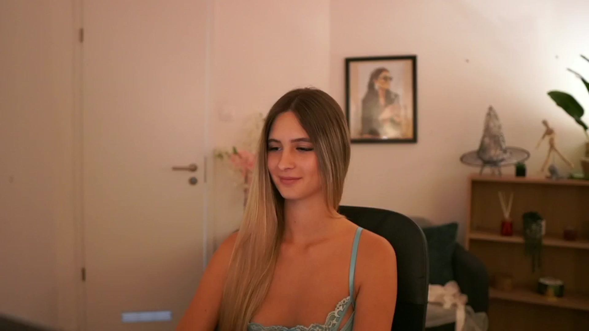 Gallery image thumbnail from CuteGirl_18's myfreecams stream on, 11/08/2024, 18:29 image 8 of 20