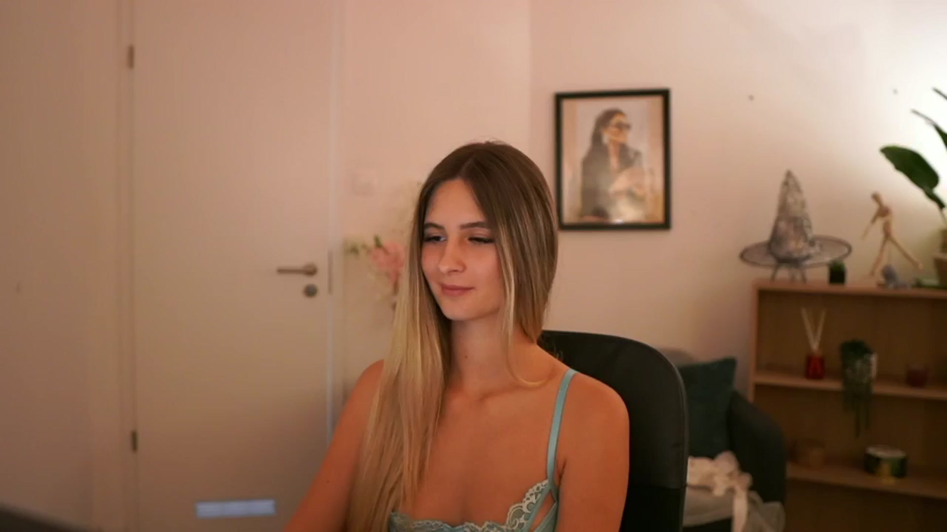Gallery image thumbnail from CuteGirl_18's myfreecams stream on, 11/08/2024, 18:29 image 15 of 20