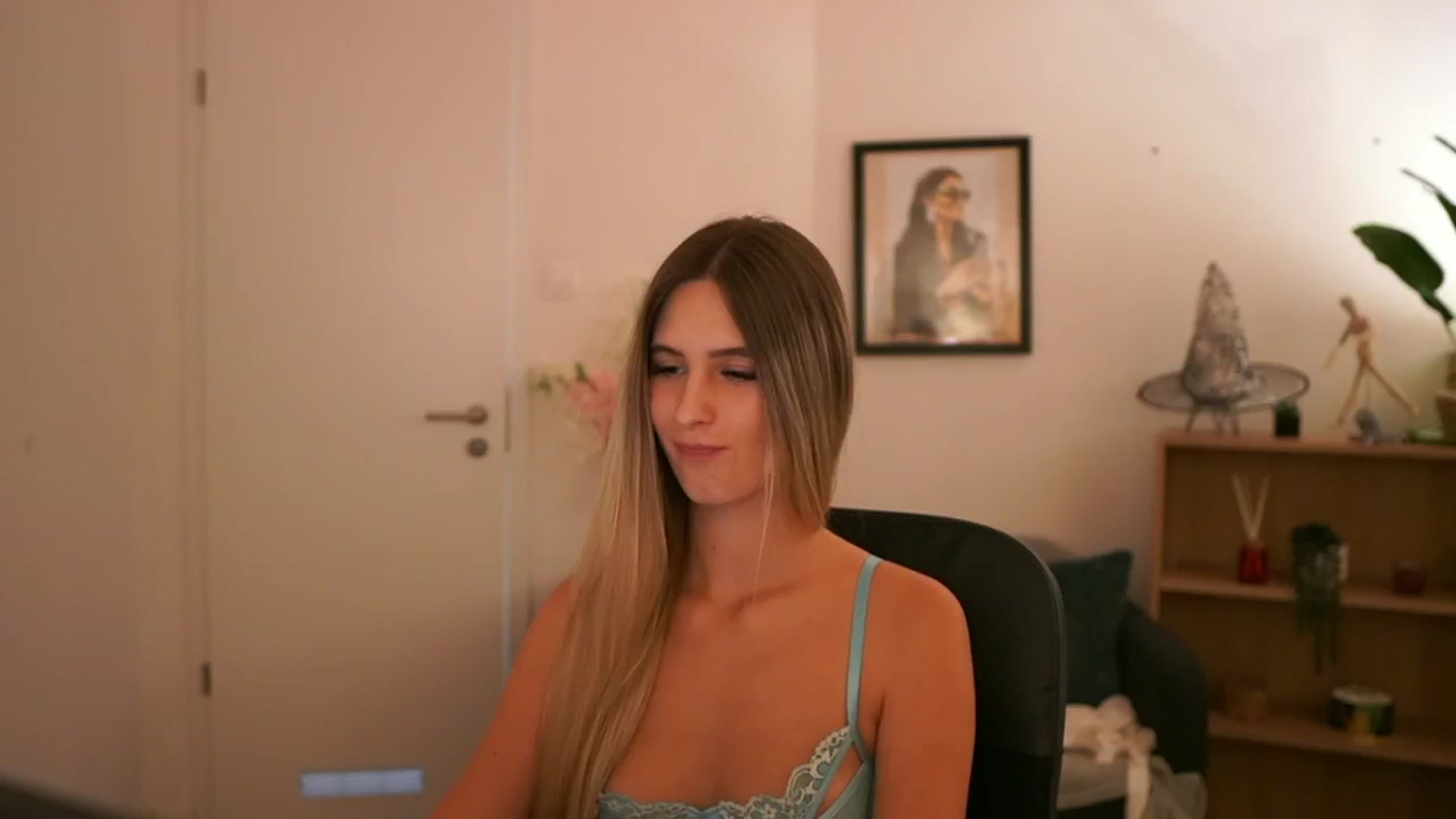 Gallery image thumbnail from CuteGirl_18's myfreecams stream on, 11/08/2024, 18:29 image 5 of 20