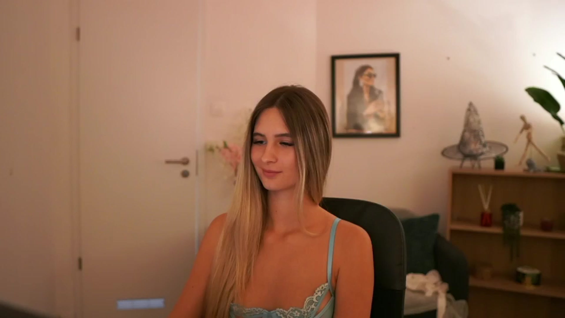 Gallery image thumbnail from CuteGirl_18's myfreecams stream on, 11/08/2024, 18:29 image 19 of 20
