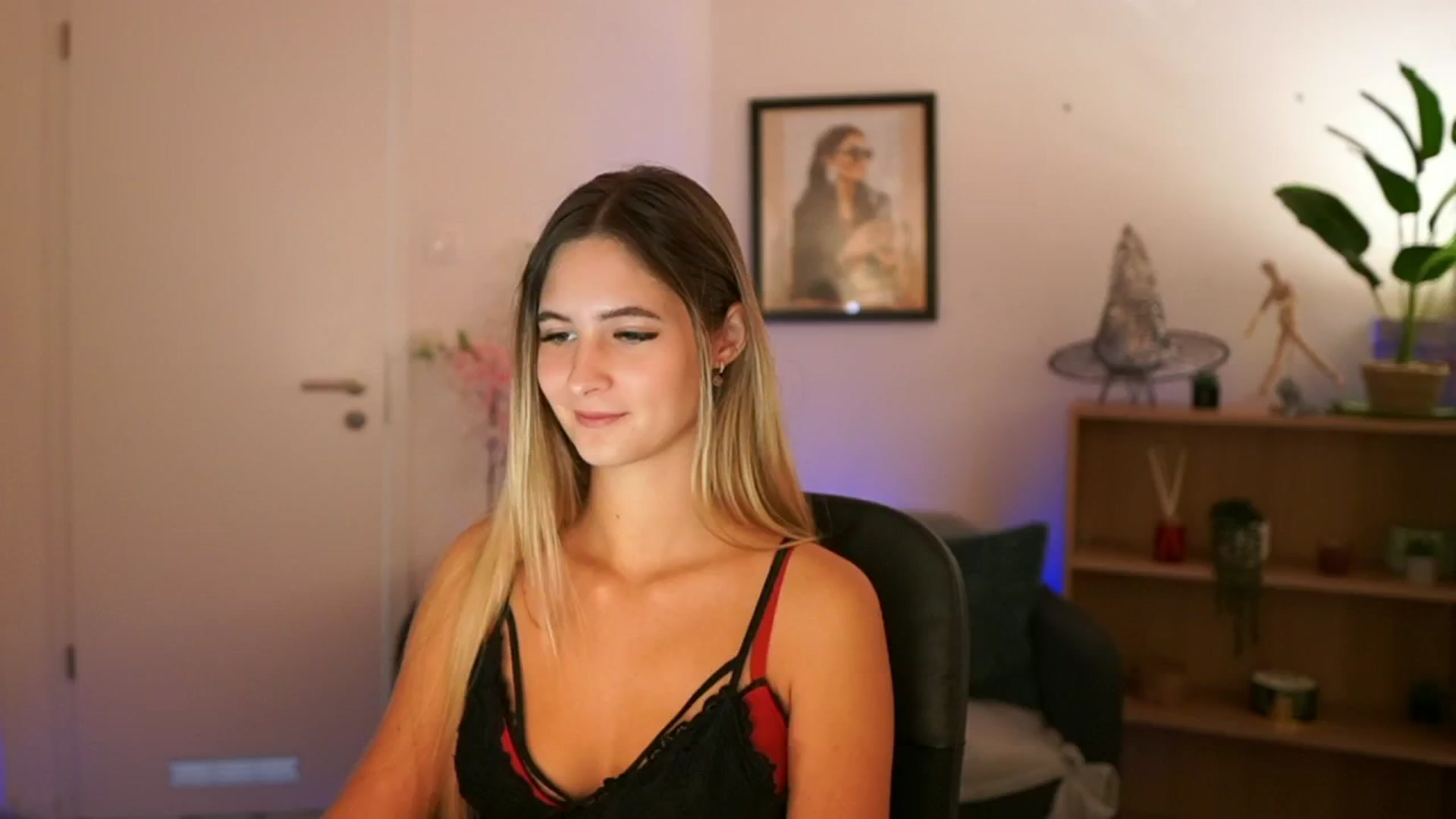 Gallery image thumbnail from CuteGirl_18's myfreecams stream on, 11/10/2024, 14:38 image 6 of 20
