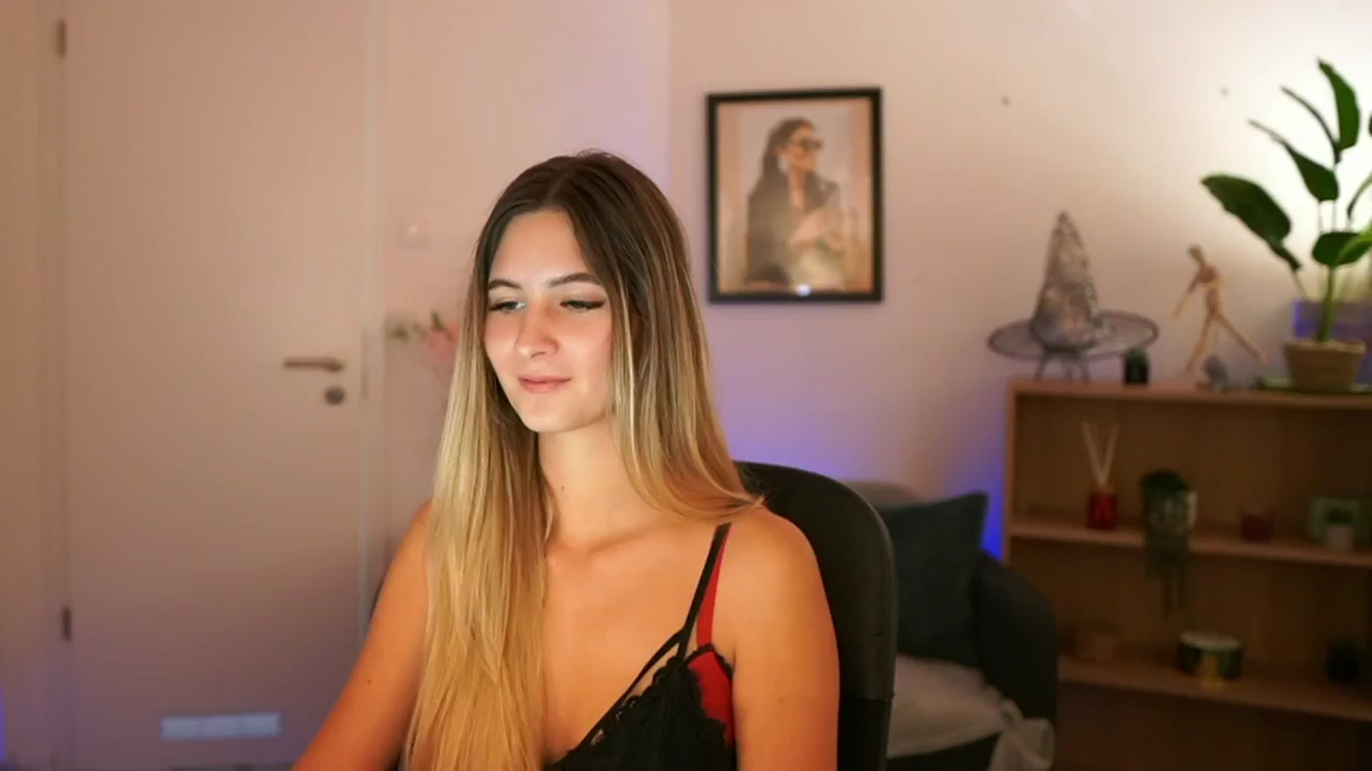 Gallery image thumbnail from CuteGirl_18's myfreecams stream on, 11/10/2024, 14:38 image 16 of 20