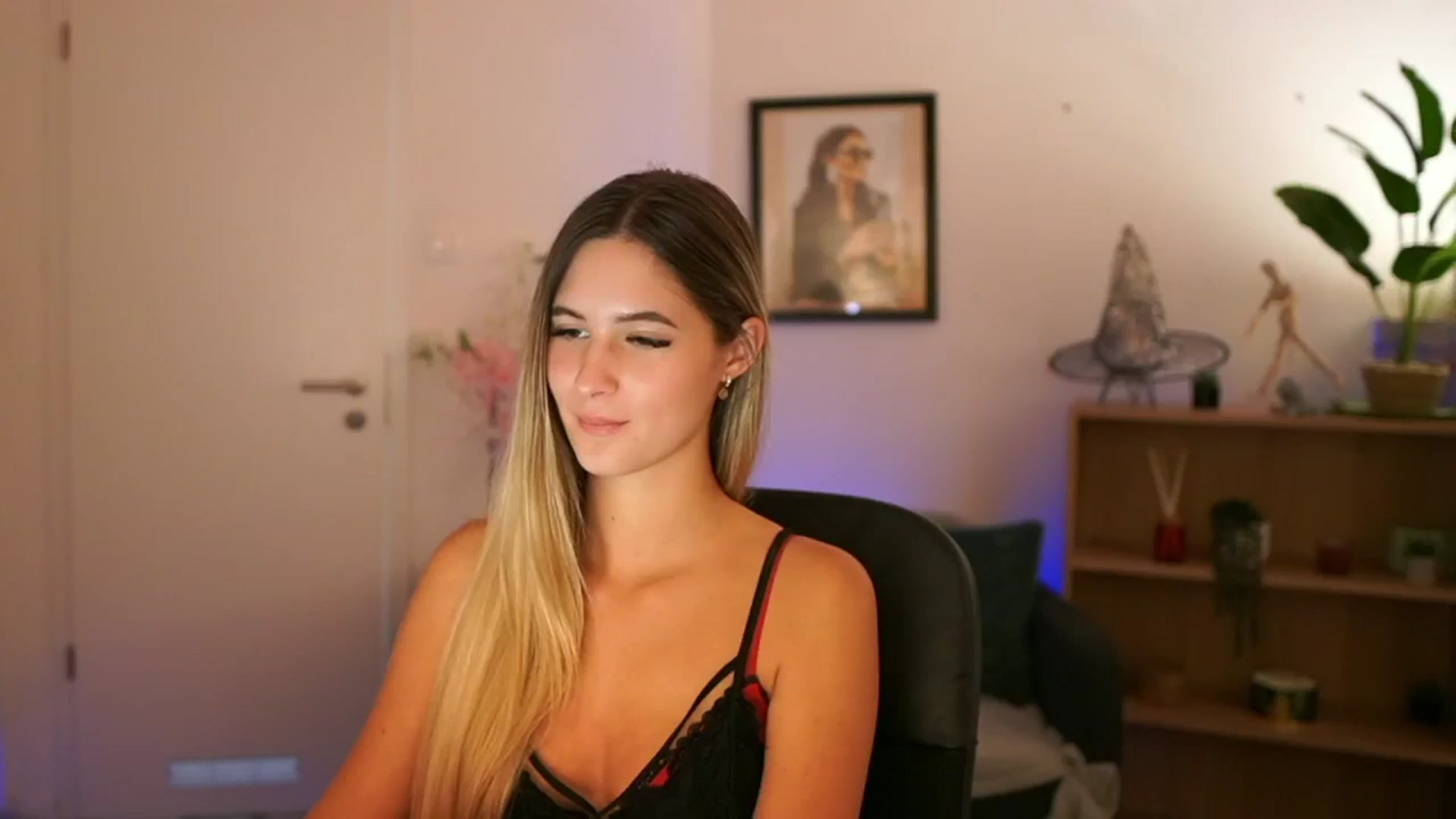 Gallery image thumbnail from CuteGirl_18's myfreecams stream on, 11/10/2024, 15:30 image 12 of 20