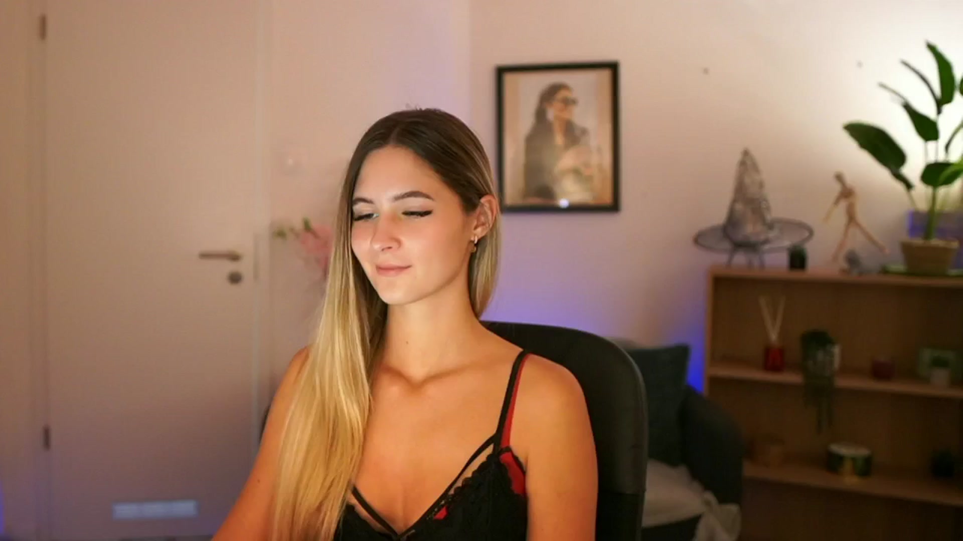 Gallery image thumbnail from CuteGirl_18's myfreecams stream on, 11/10/2024, 15:30 image 9 of 20