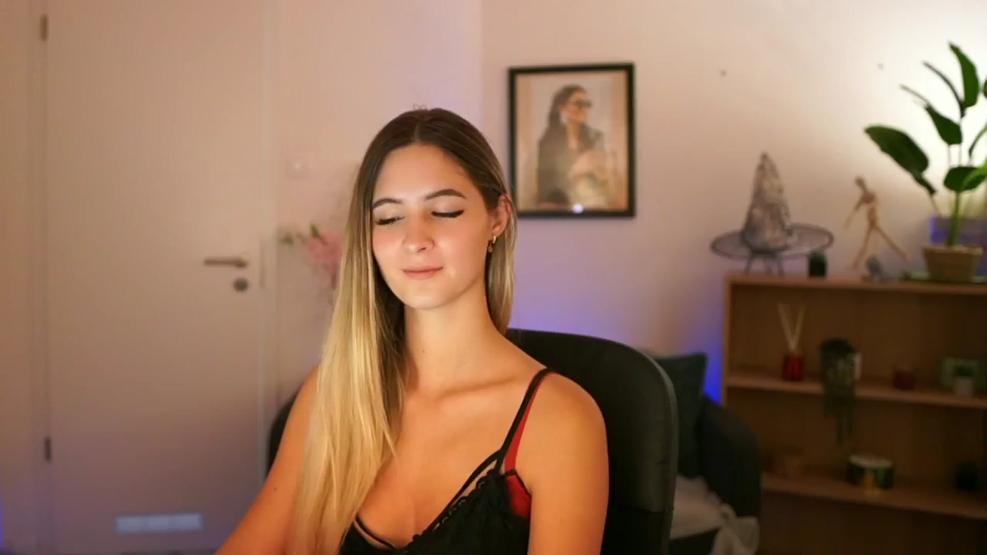 Gallery image thumbnail from CuteGirl_18's myfreecams stream on, 11/10/2024, 15:30 image 2 of 20
