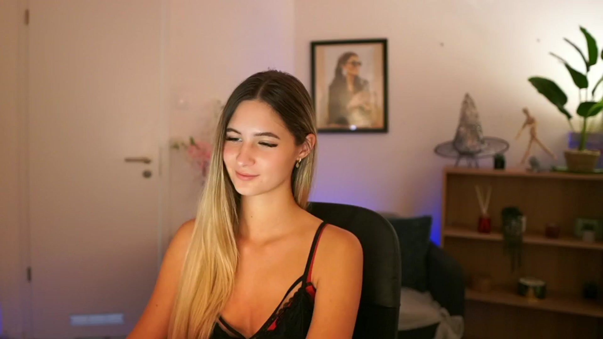 Gallery image thumbnail from CuteGirl_18's myfreecams stream on, 11/10/2024, 15:30 image 14 of 20
