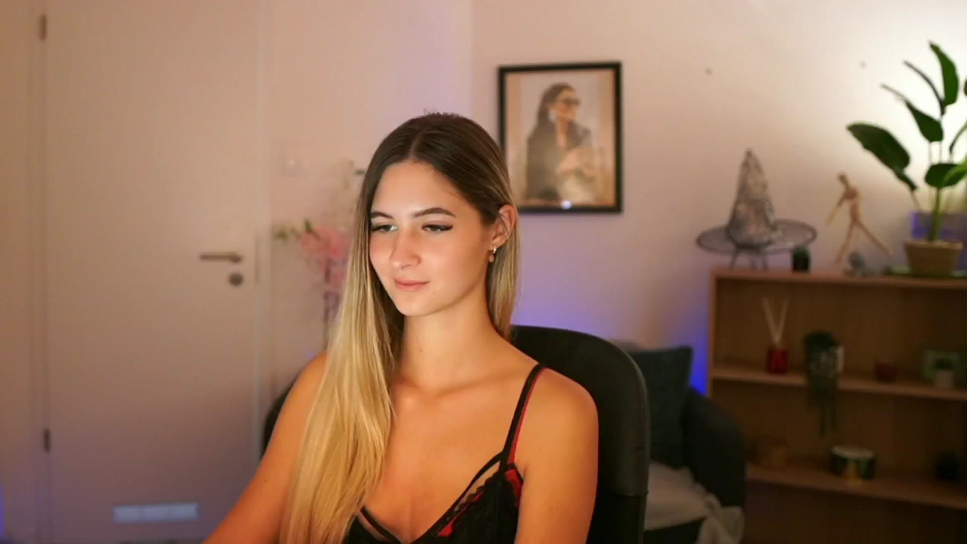 Gallery image thumbnail from CuteGirl_18's myfreecams stream on, 11/10/2024, 15:30 image 15 of 20