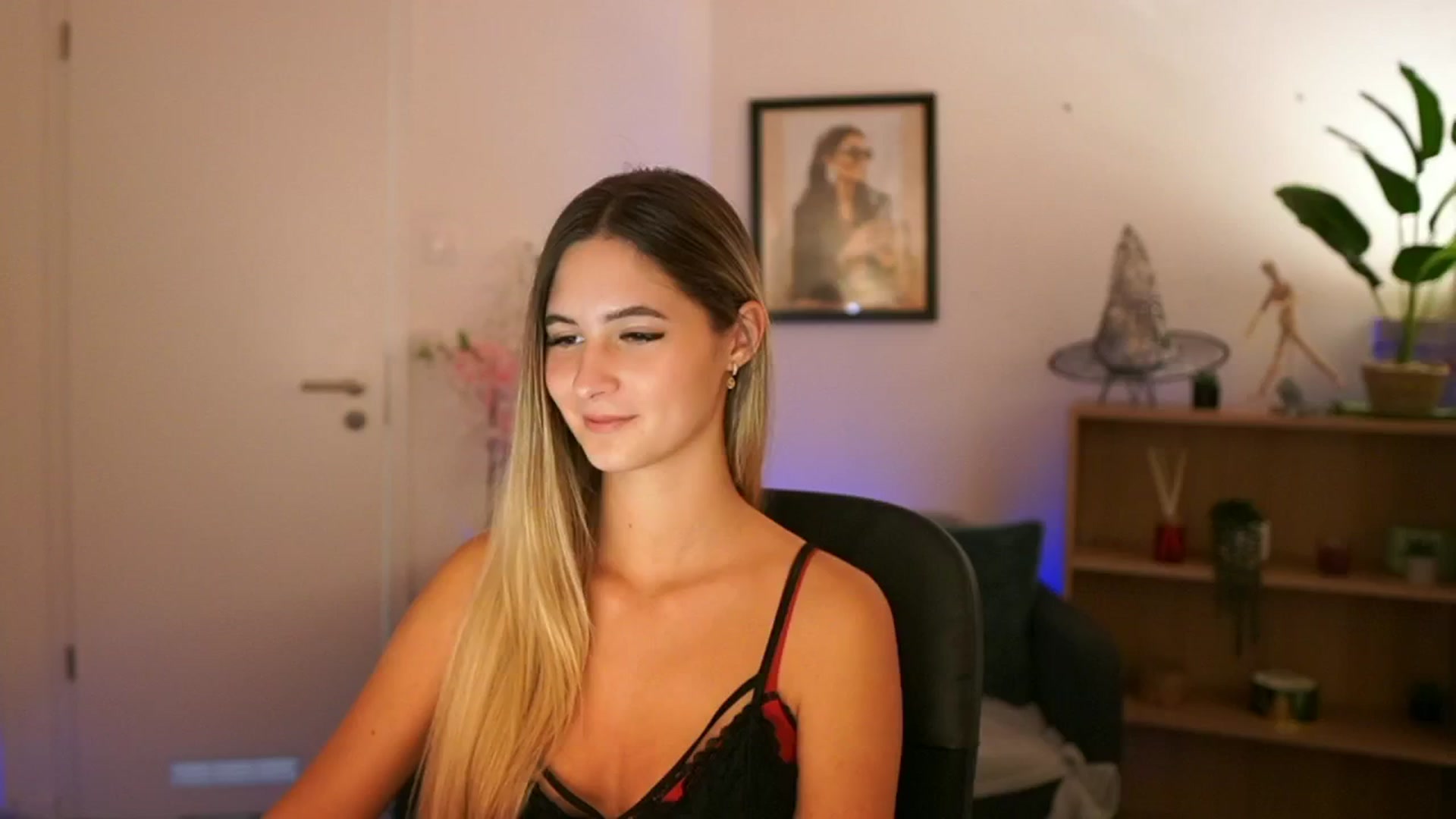 Gallery image thumbnail from CuteGirl_18's myfreecams stream on, 11/10/2024, 15:30 image 17 of 20