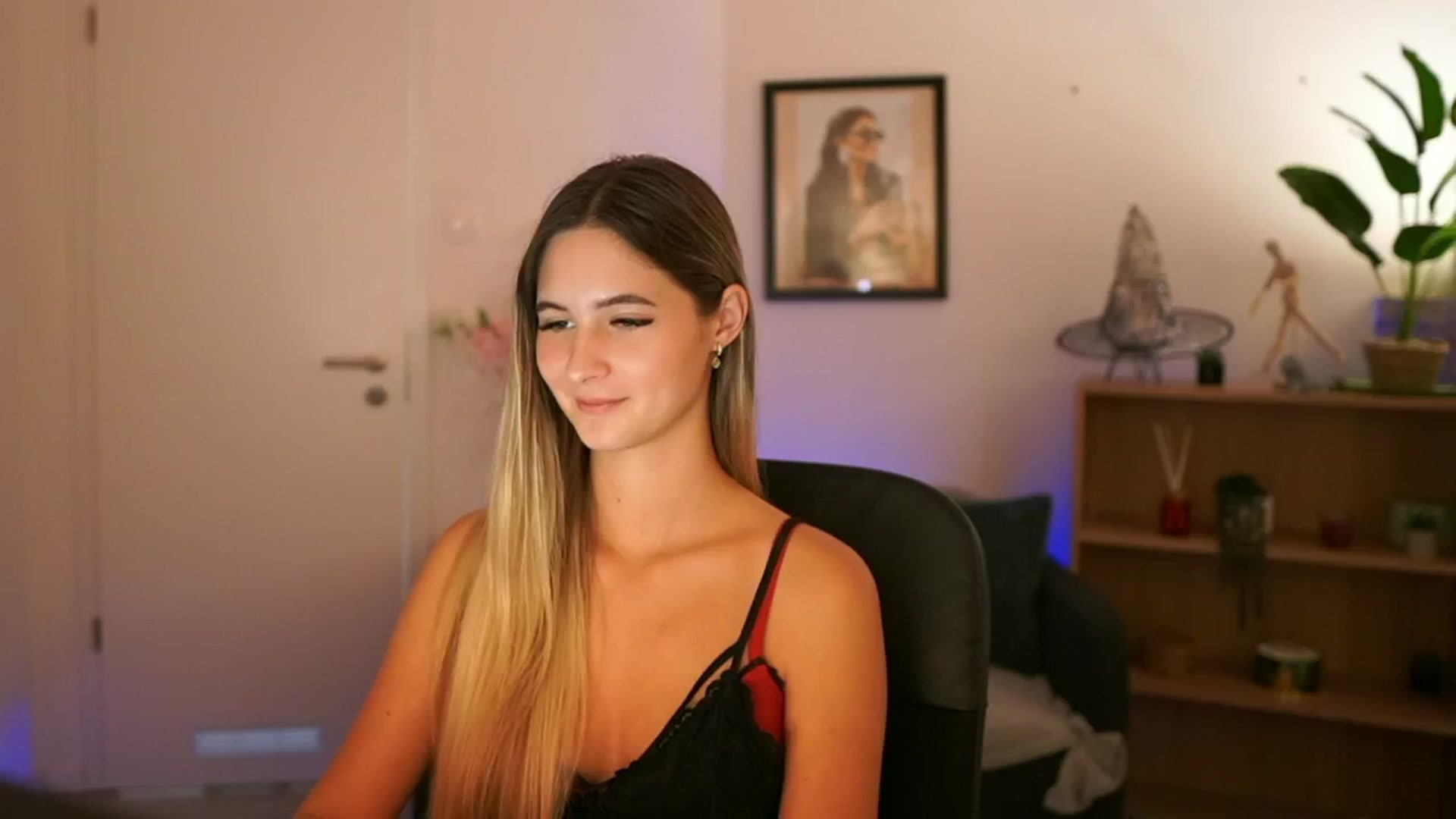Gallery image thumbnail from CuteGirl_18's myfreecams stream on, 11/10/2024, 16:57 image 10 of 20