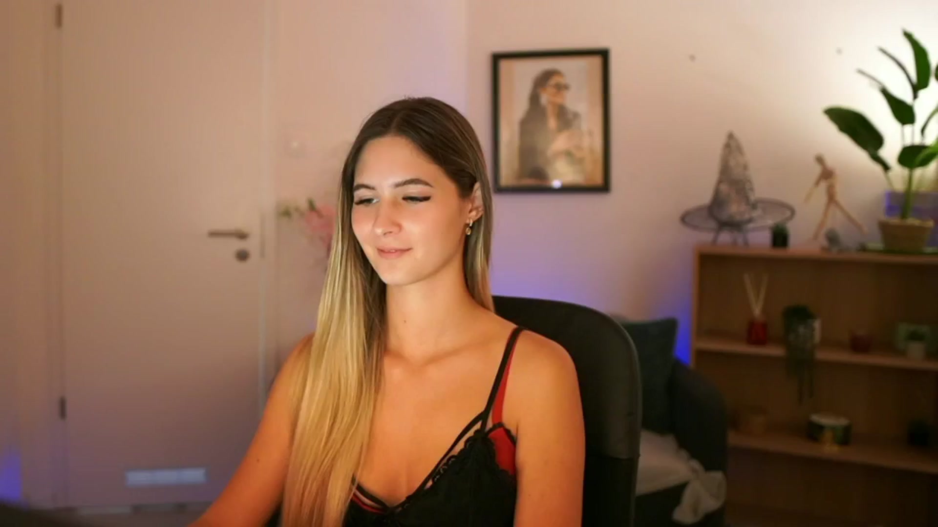 Gallery image thumbnail from CuteGirl_18's myfreecams stream on, 11/10/2024, 16:57 image 7 of 20