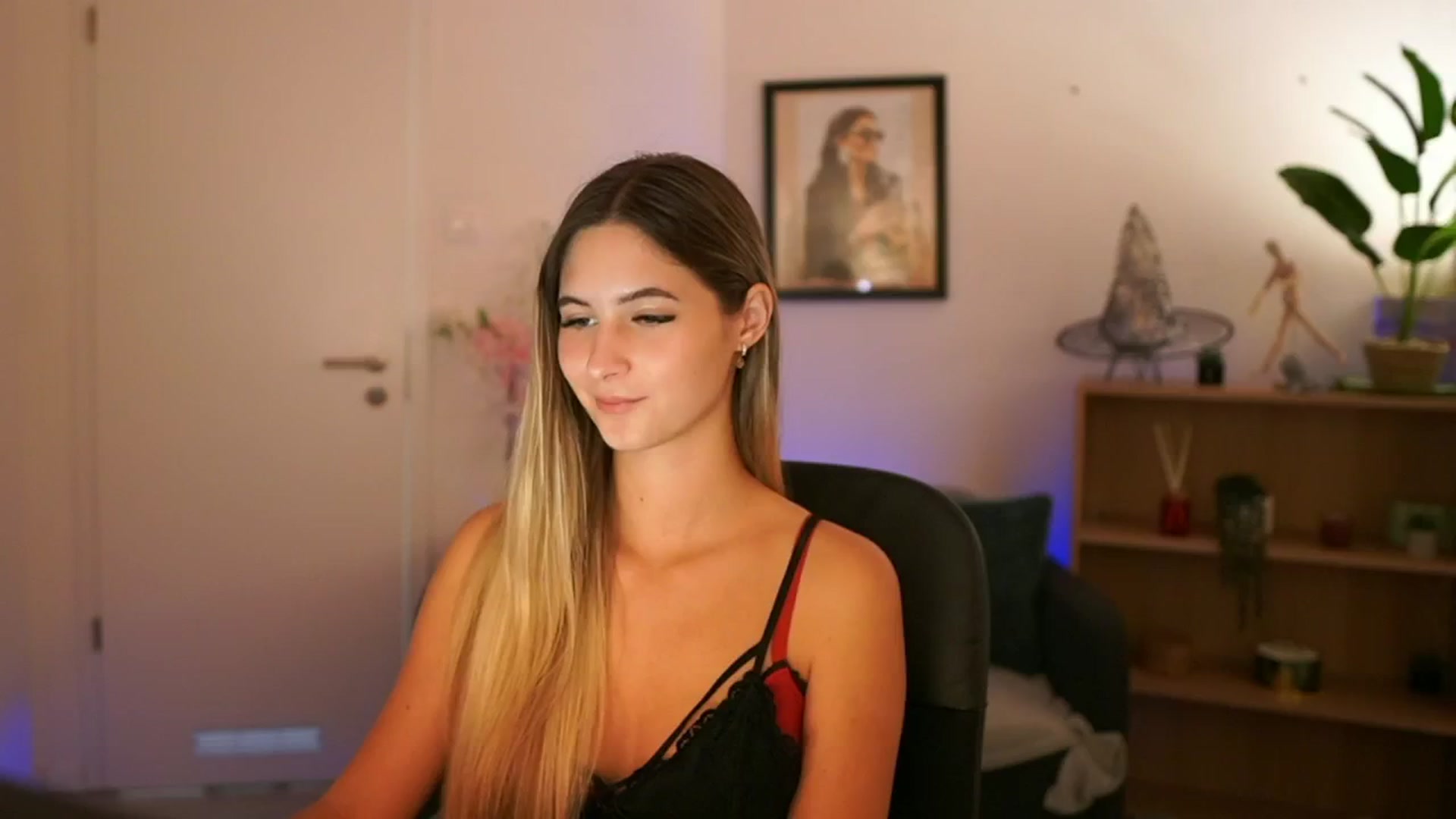 Gallery image thumbnail from CuteGirl_18's myfreecams stream on, 11/10/2024, 16:57 image 9 of 20