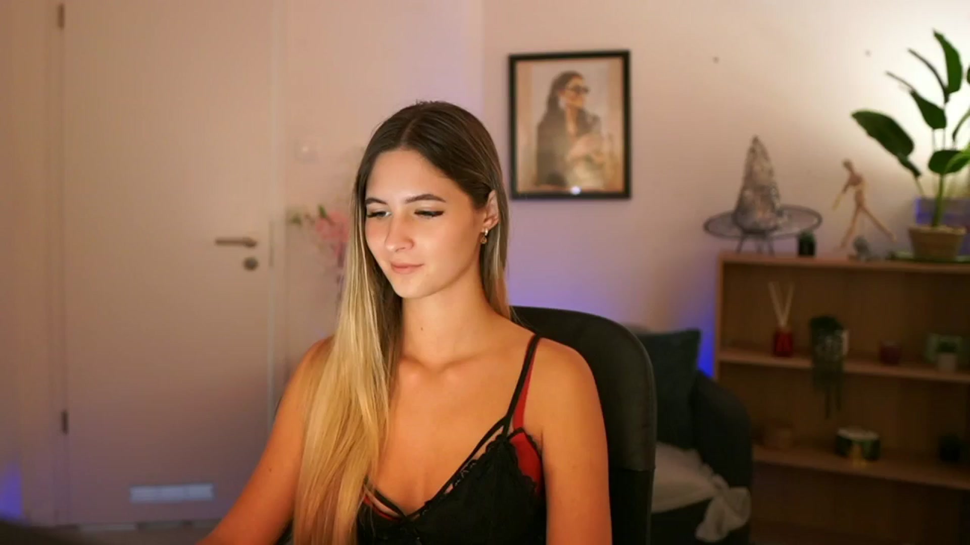 Gallery image thumbnail from CuteGirl_18's myfreecams stream on, 11/10/2024, 16:57 image 6 of 20